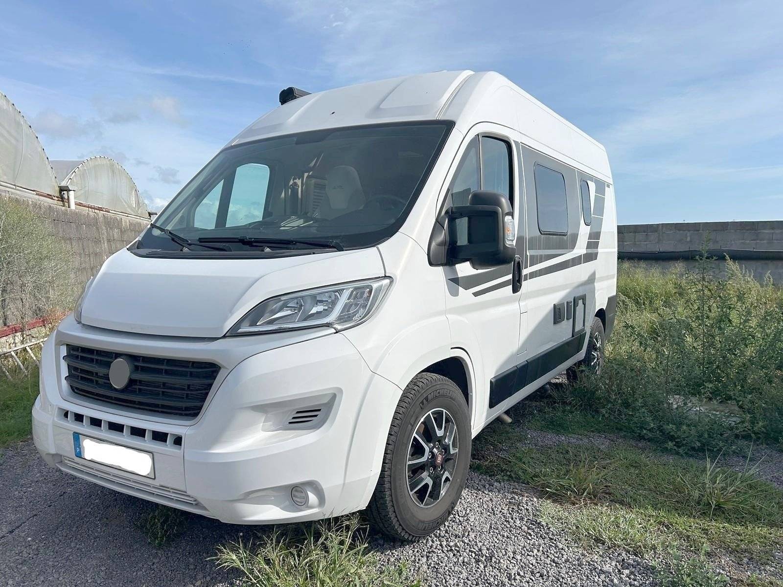 Vista frontale a ¾ Fiat 2,3 l 130 ch - Yescapa