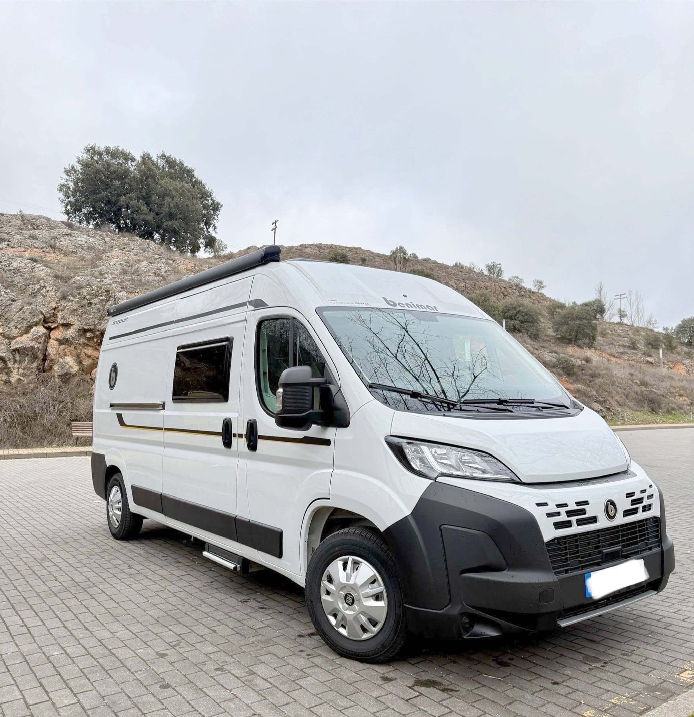 Vista del vehicle angle davanter Fiat - Yescapa