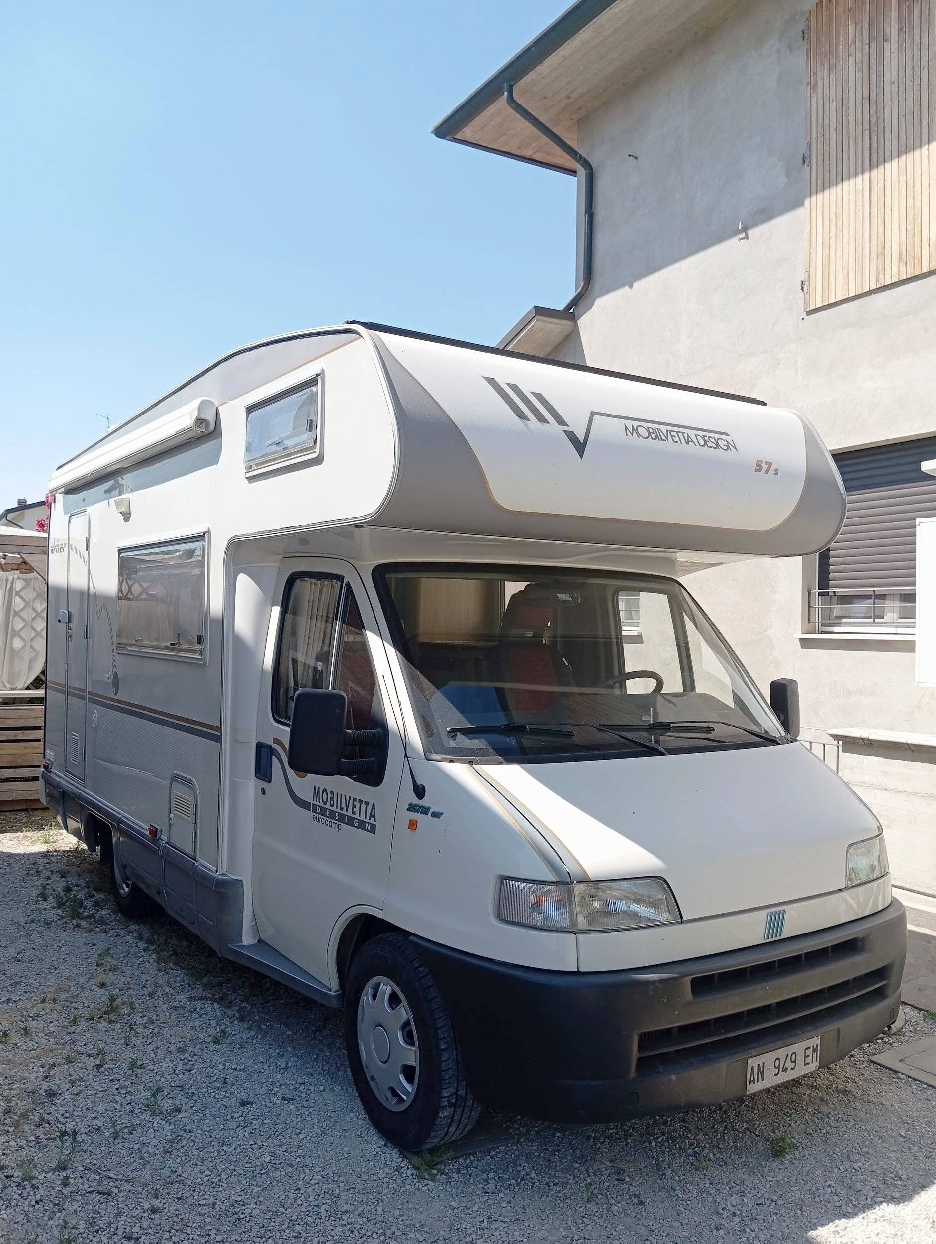 Vista de 3/4 Fiat Ducato 2,5 TD - Yescapa