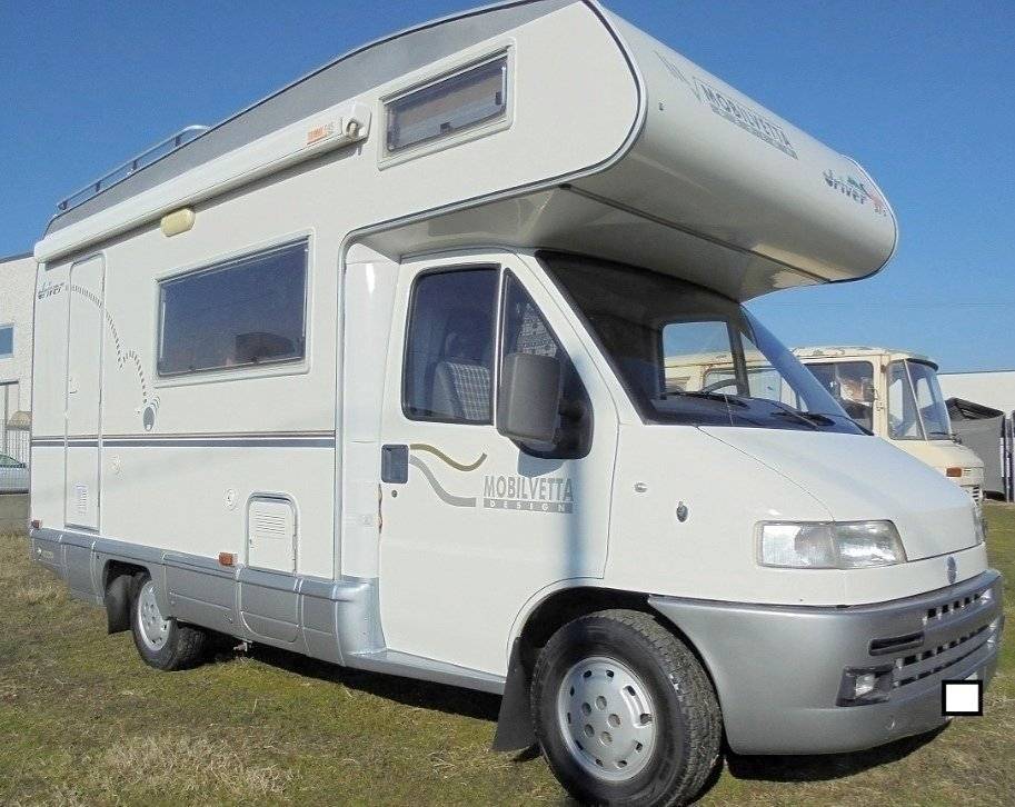 Vista del vehicle angle davanter Fiat Ducato 1.9 - Yescapa