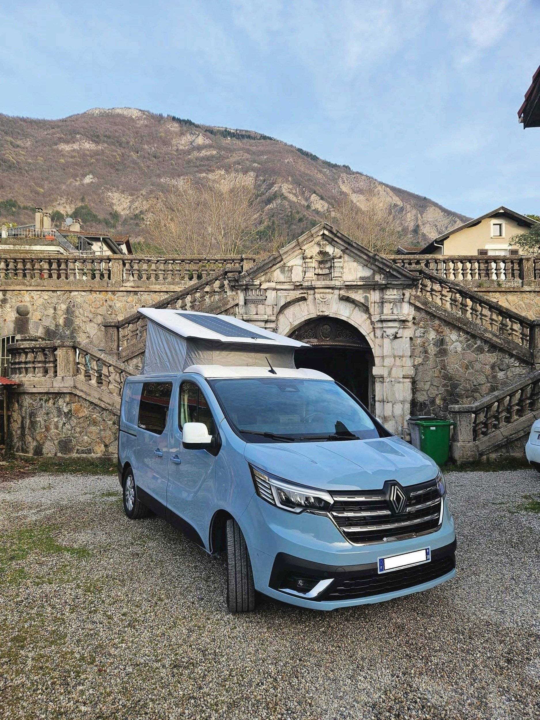 Front view from 3/4 Renault Renault Trafic - Yescapa