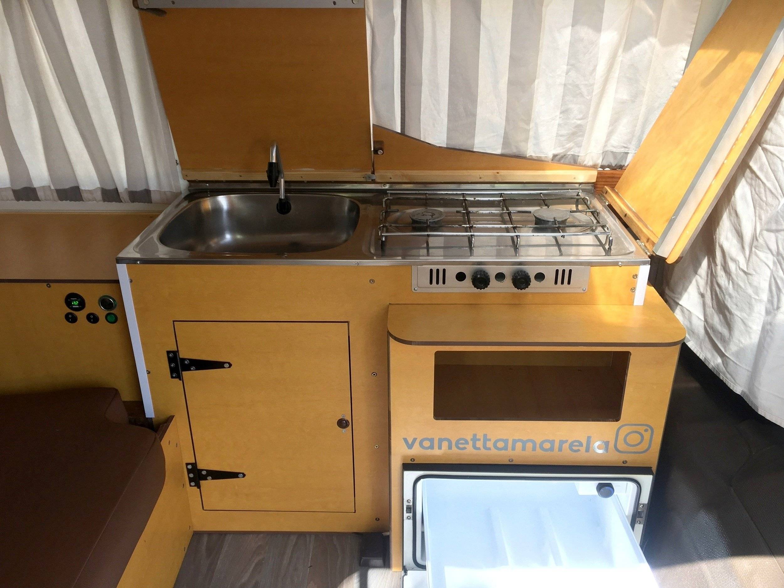 Angolo cucina Nissan Vanette - Yescapa