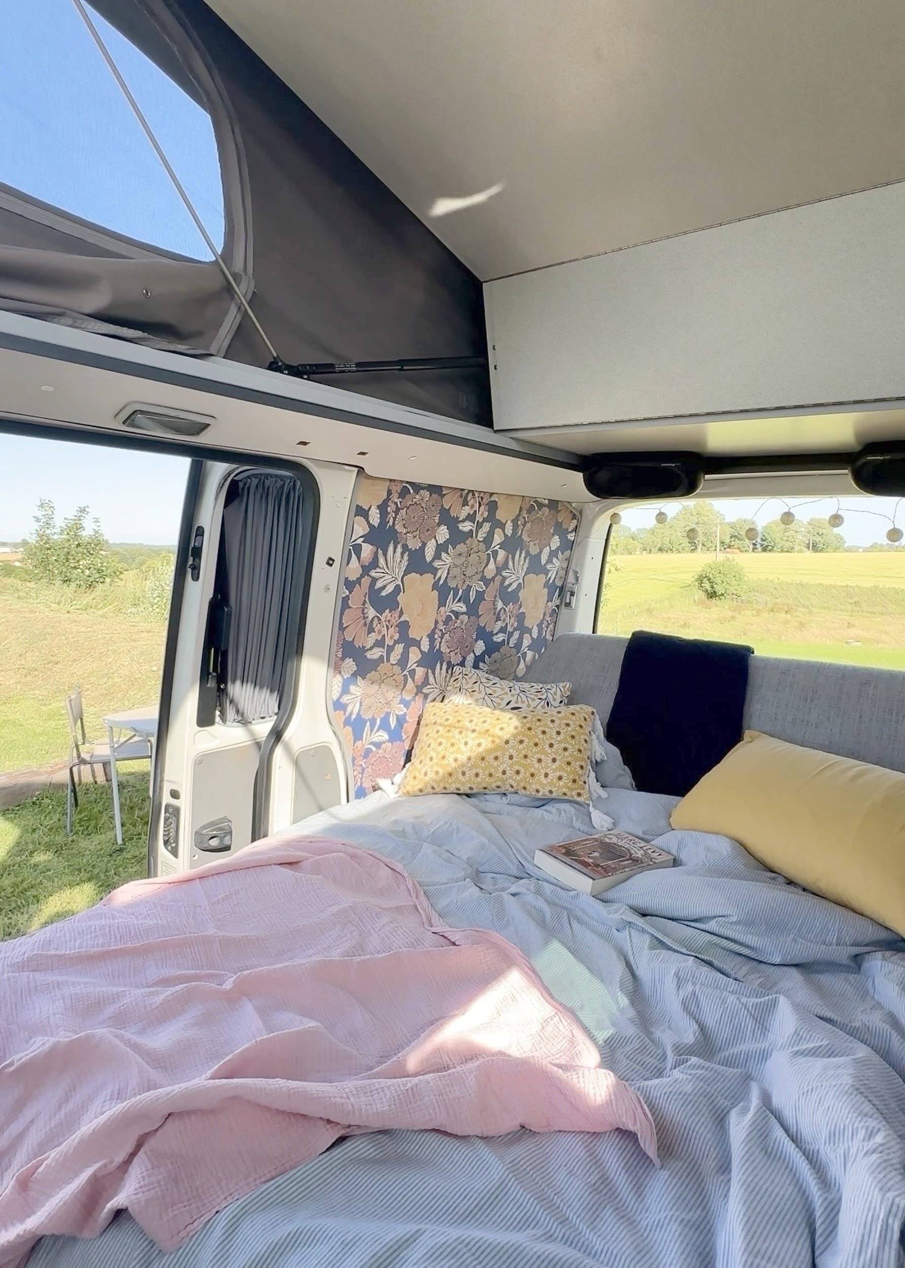 schräge Vorderansicht Volkswagen Volkswagen Transporter T5 - Yescapa