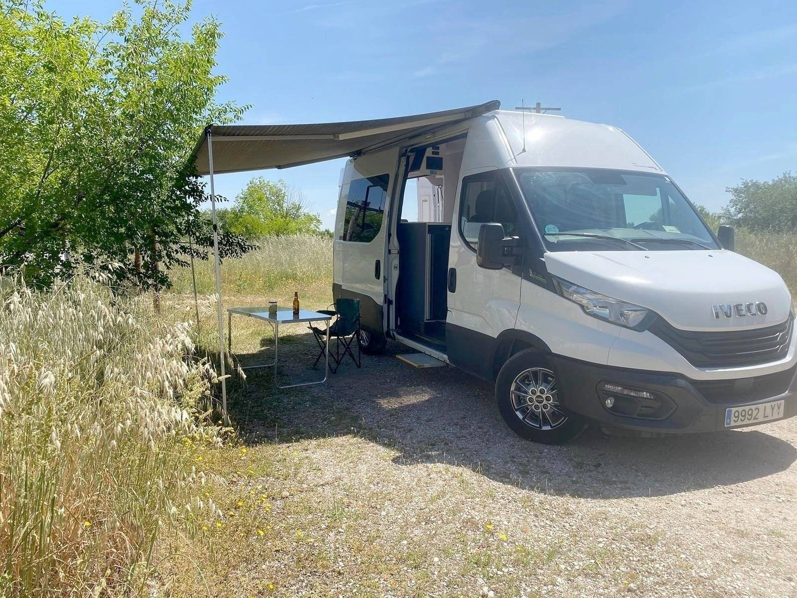 Vista de 3/4 Iveco Daily 2,3 l 156 ch - Yescapa