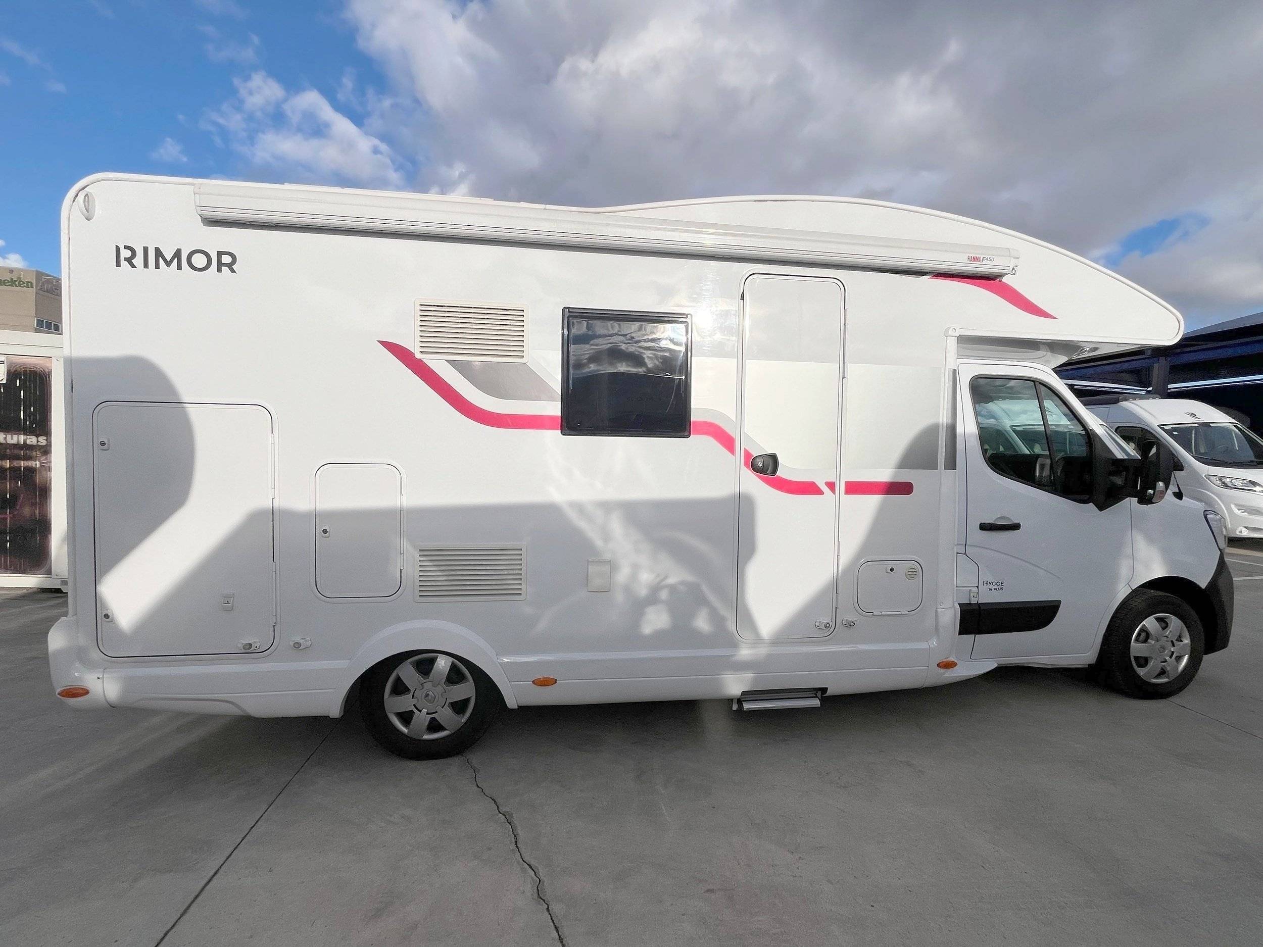 Front view from 3/4 Renault - Yescapa