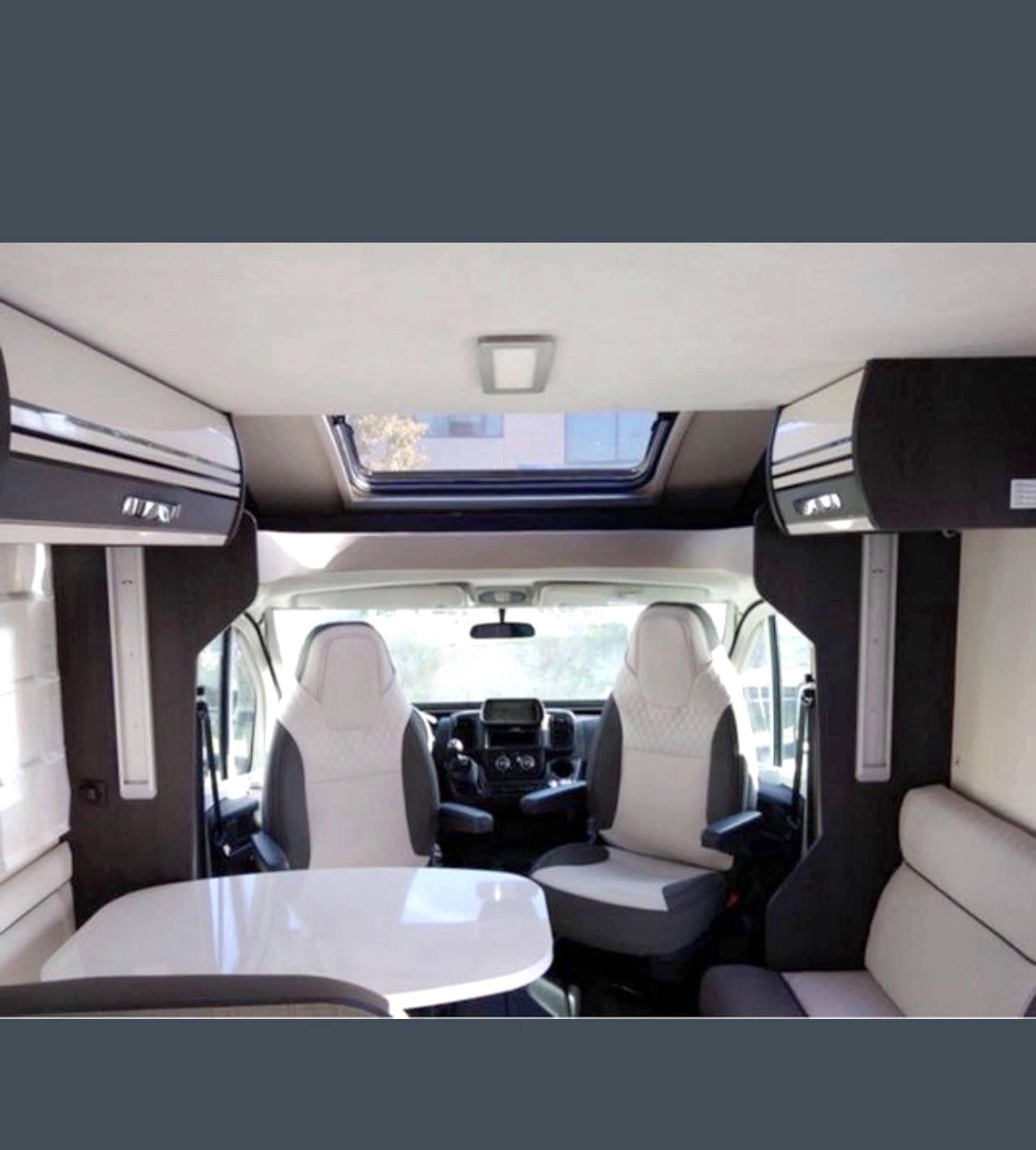 Dining Area Ford Transit 2,0 l 170 ch - Yescapa