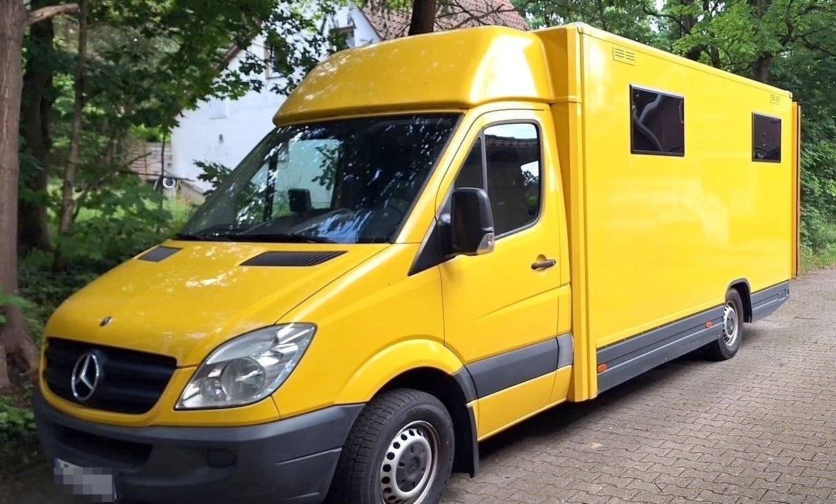 Front view from 3/4 Mercedes - Yescapa