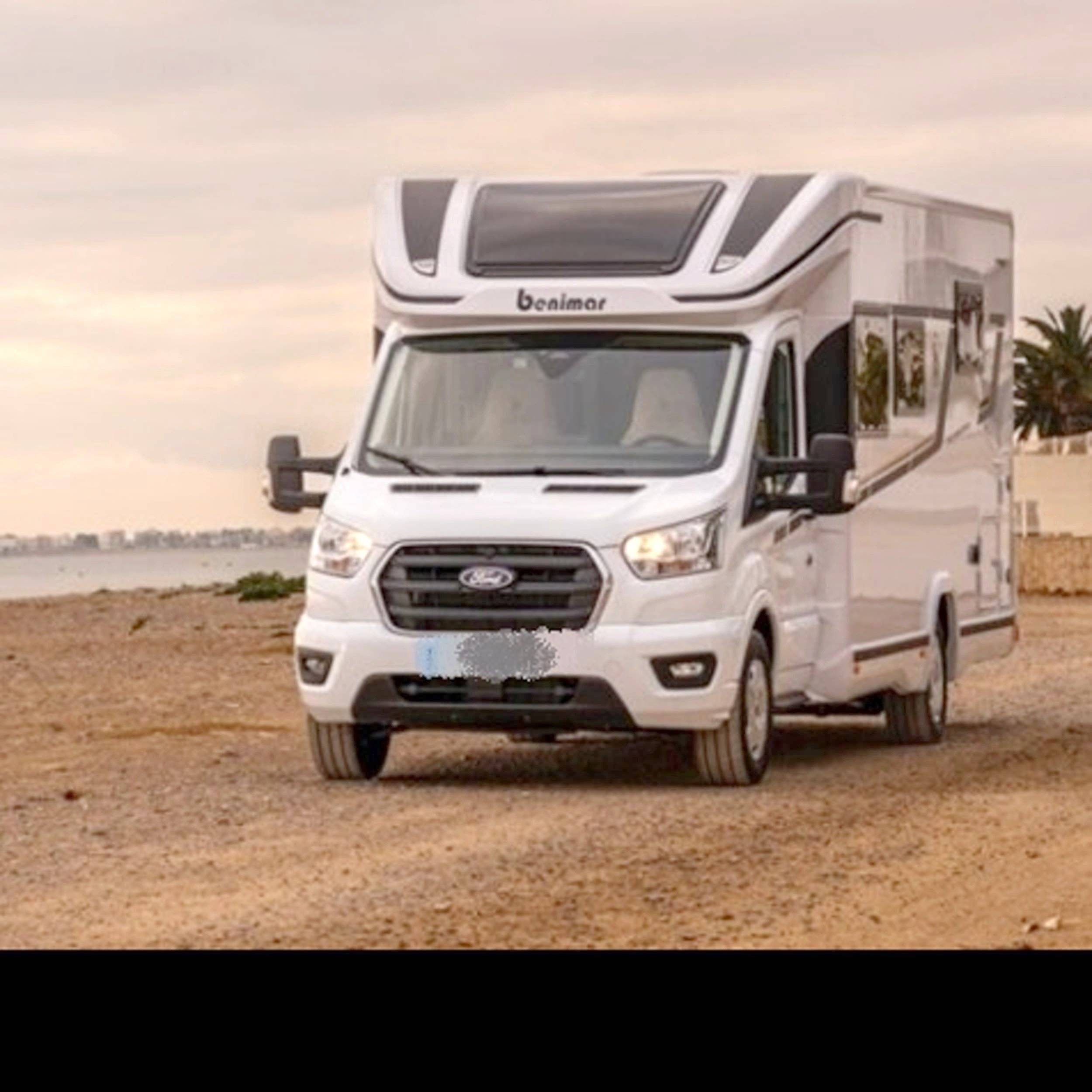 Vue avant de 3/4 Ford Transit 2,0 l 170 ch - Yescapa