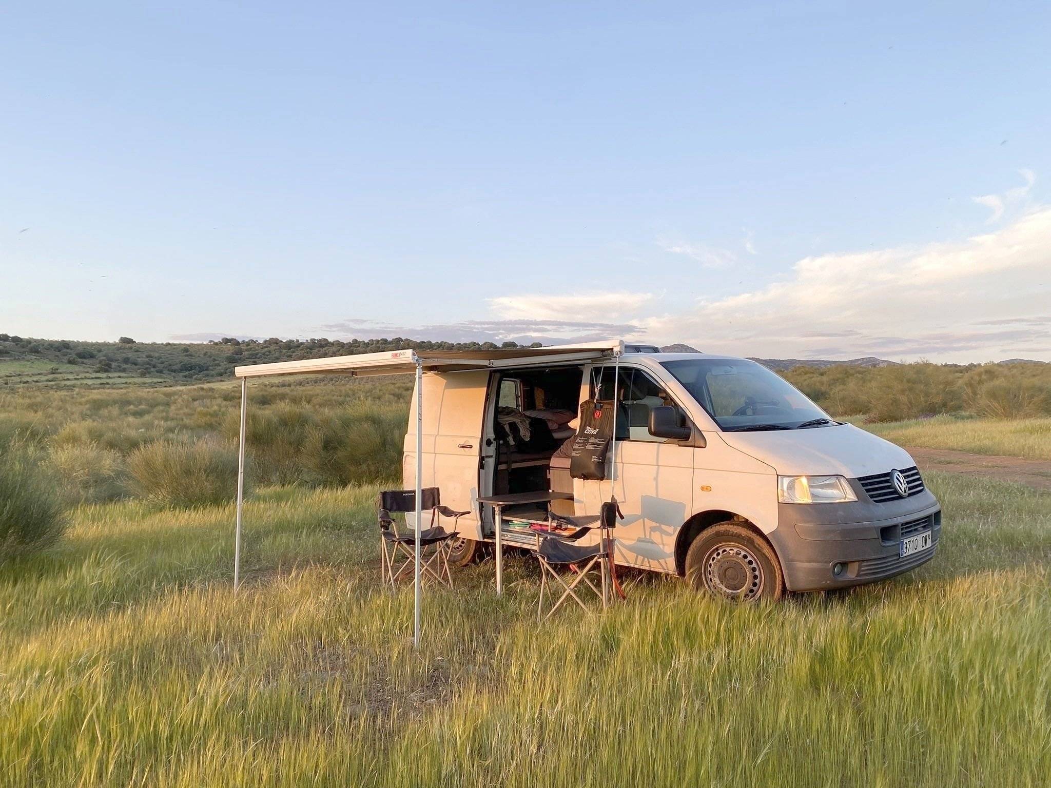 schräge Vorderansicht Volkswagen Transporter T5 131 Cv - Yescapa