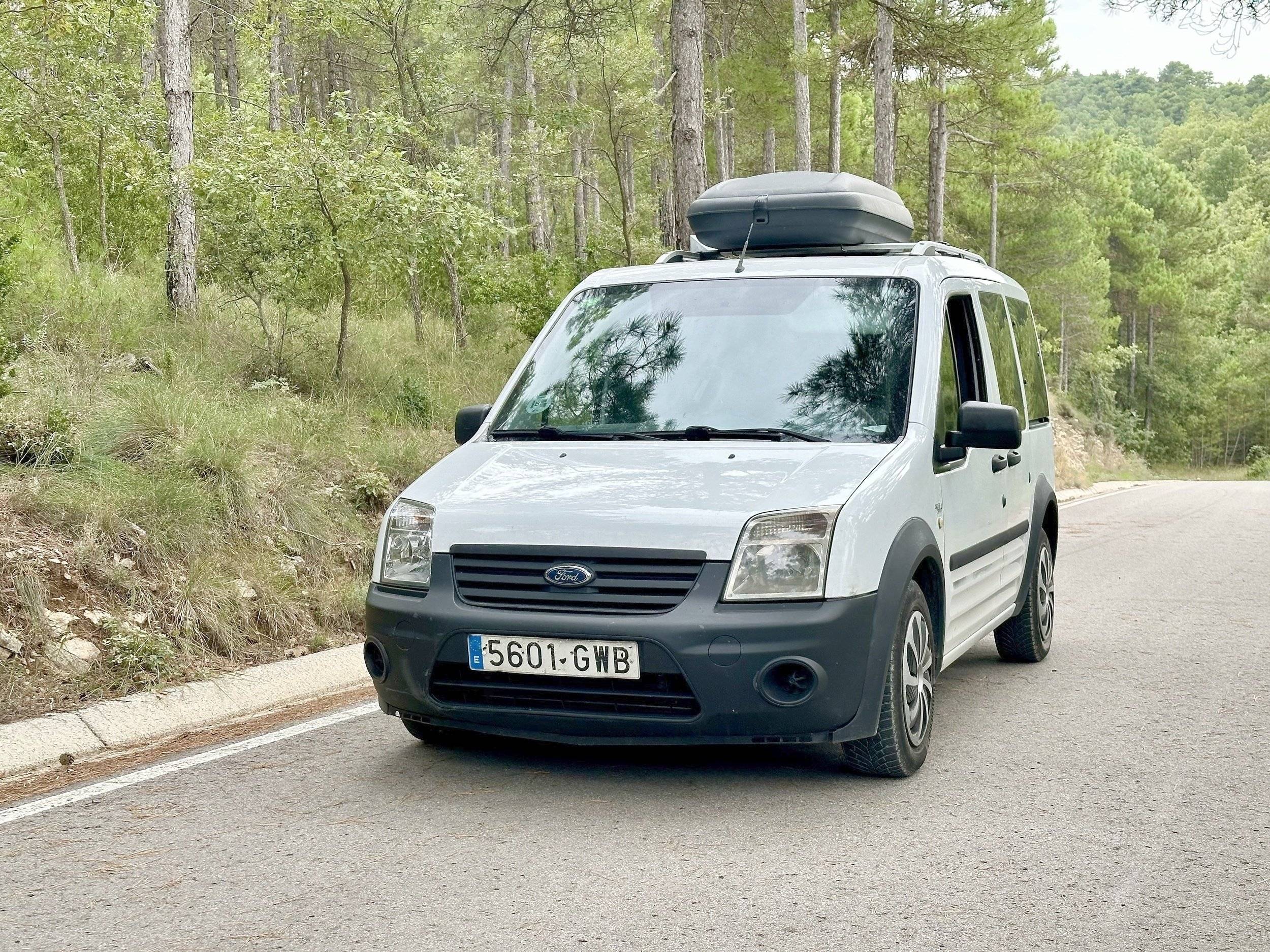 Vista frontale a ¾ Ford Tourneo Connect - Yescapa