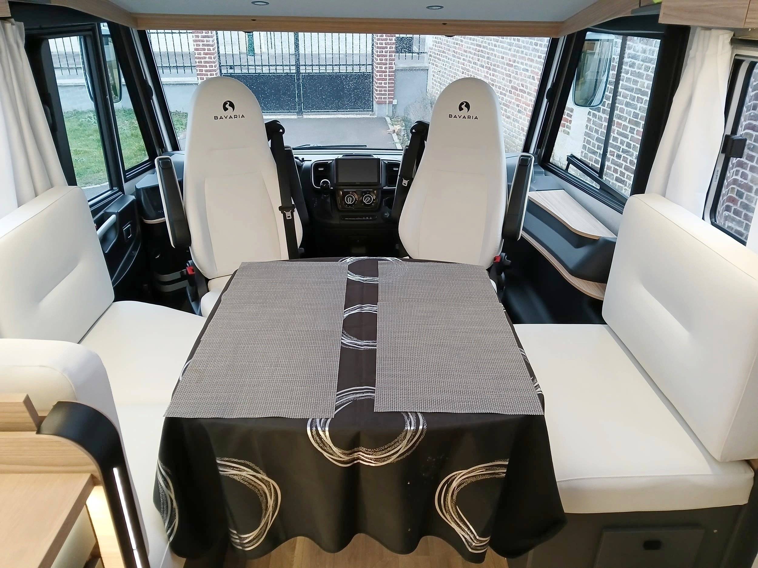 Dining Area Fiat 2,3 l 140 ch. - Yescapa