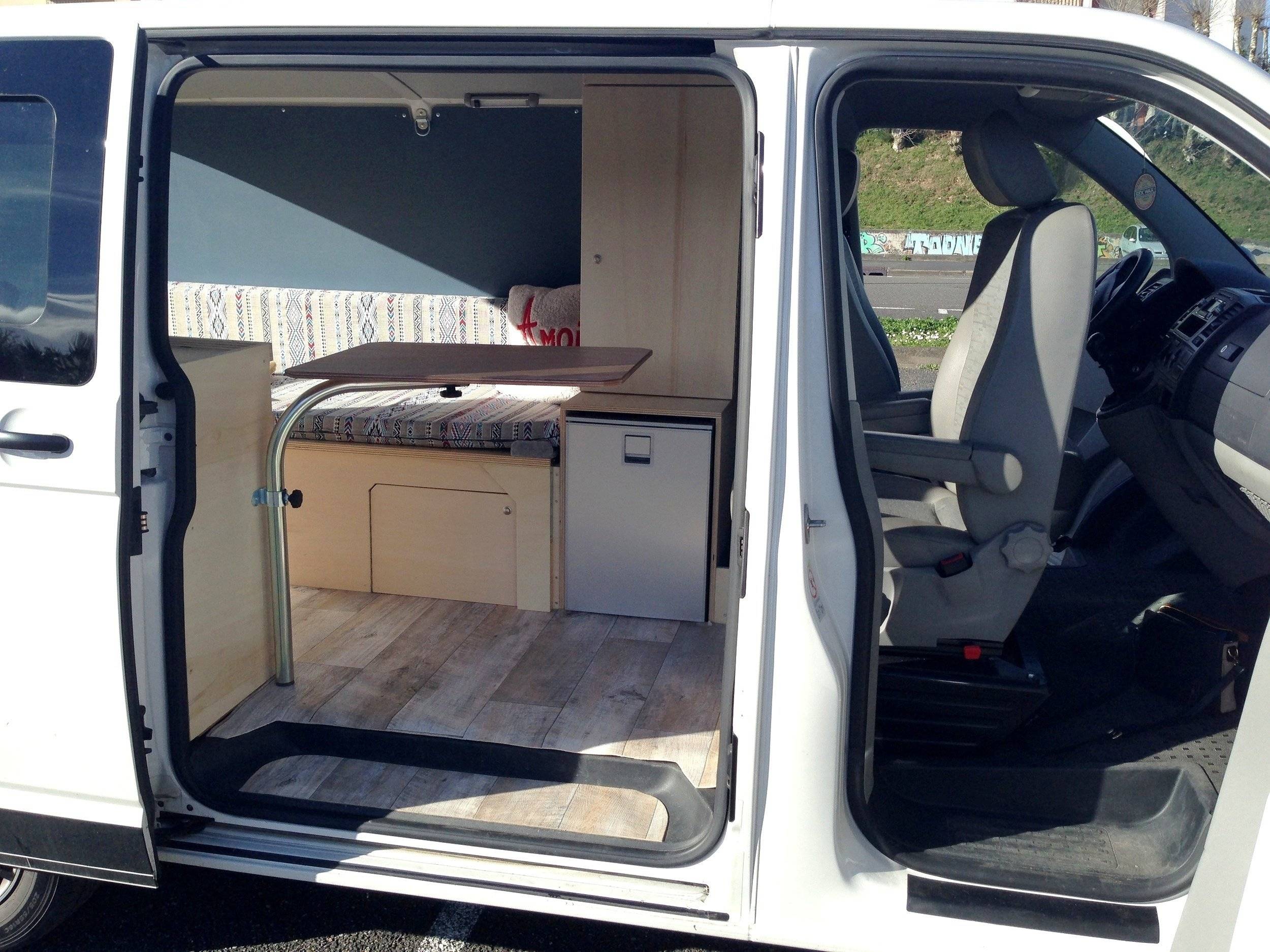 Coin repas Volkswagen T5 2 l 84 ch - Yescapa
