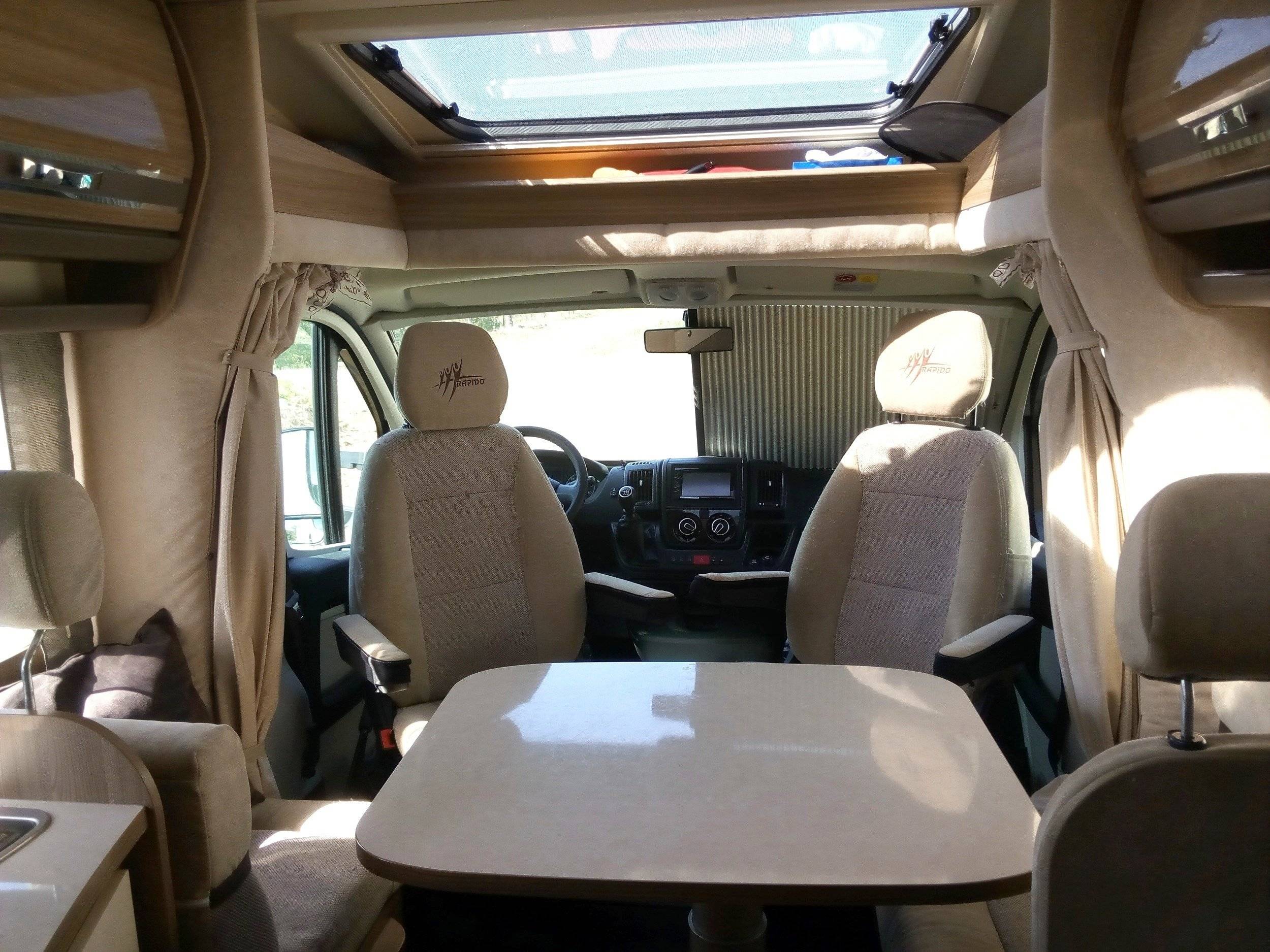 Dining Area Fiat Ducato 2,3 l Multijet 130 ch. - Yescapa