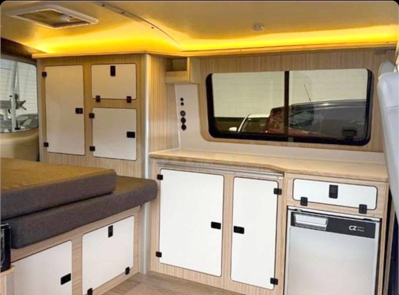 Área de jantar Volkswagen T5 1,9 l 102 ch - Yescapa