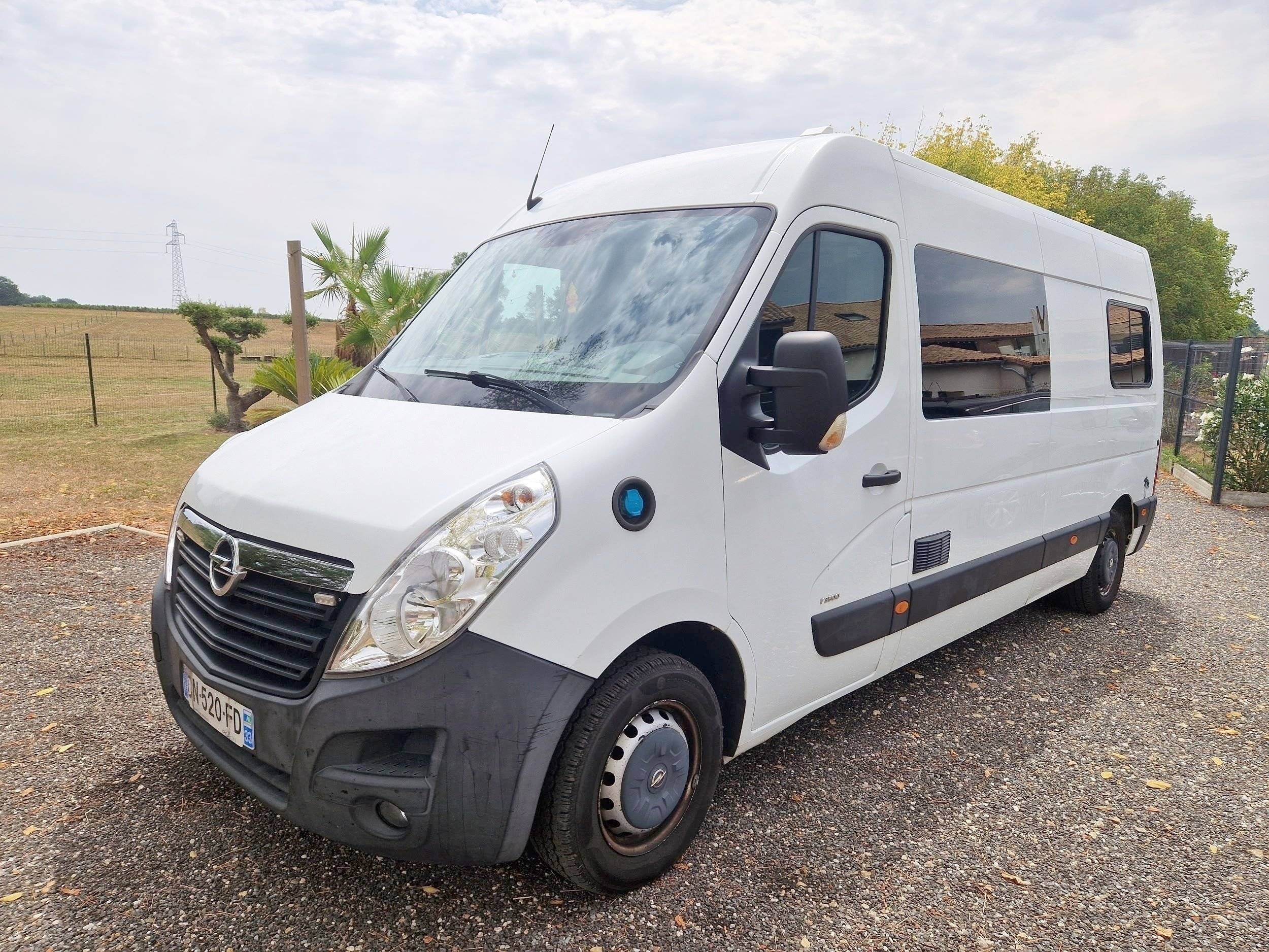 Vue avant de 3/4 Opel Movano 2.2 CDTI - Yescapa