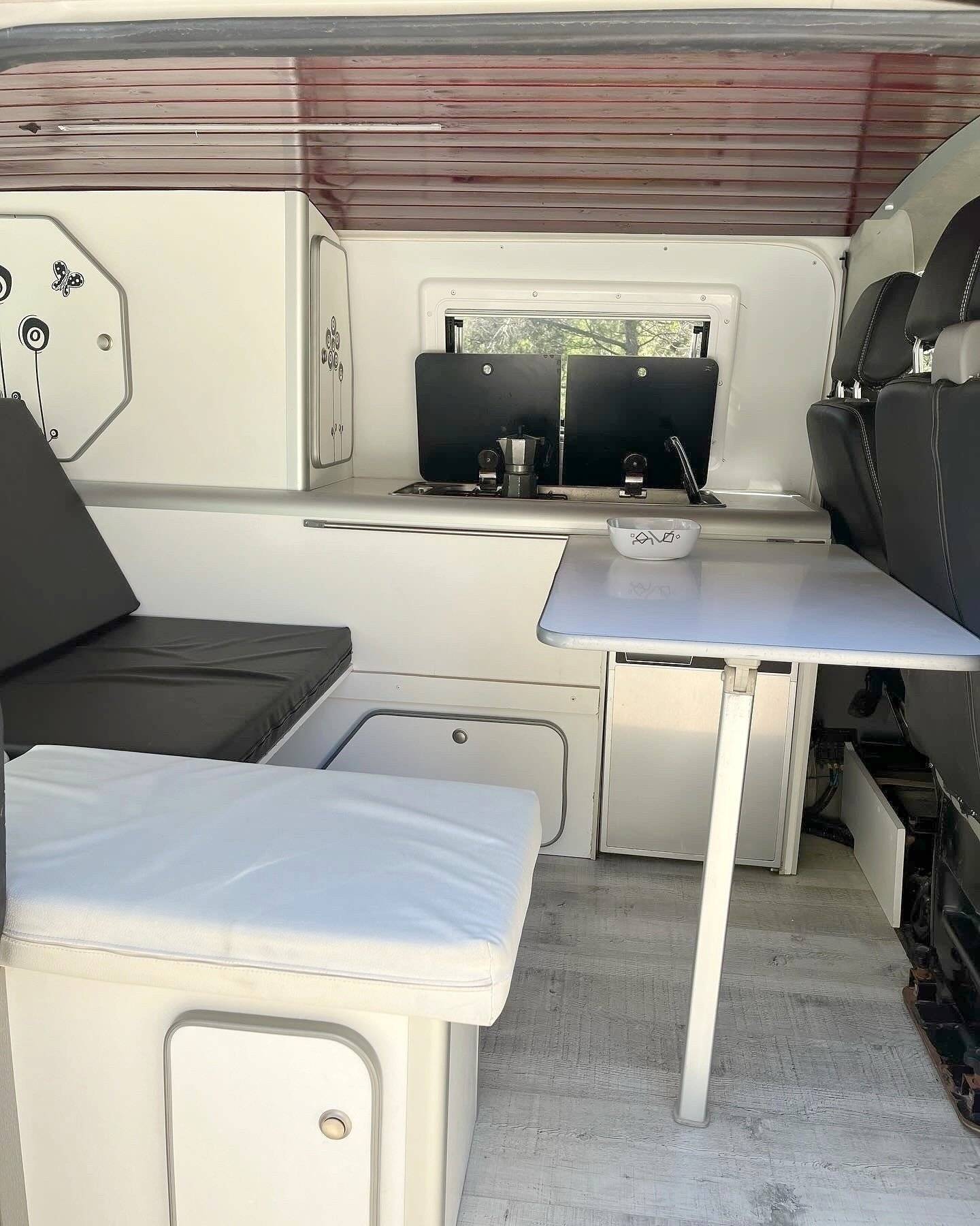 Coin repas Volkswagen T5 1,9 l 102 ch - Yescapa