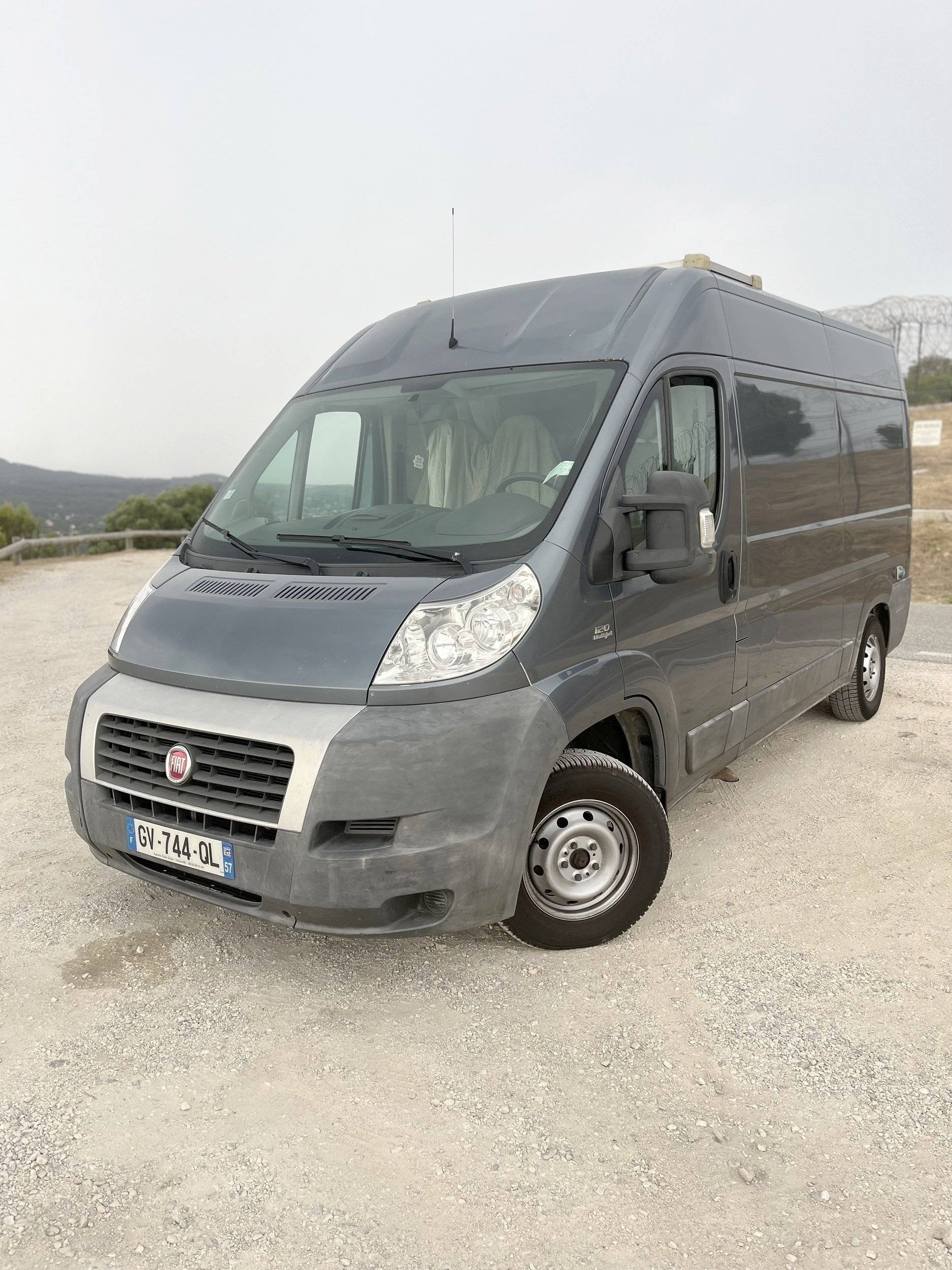 Front view from 3/4 Fiat Ducato 120 Multijet - Yescapa