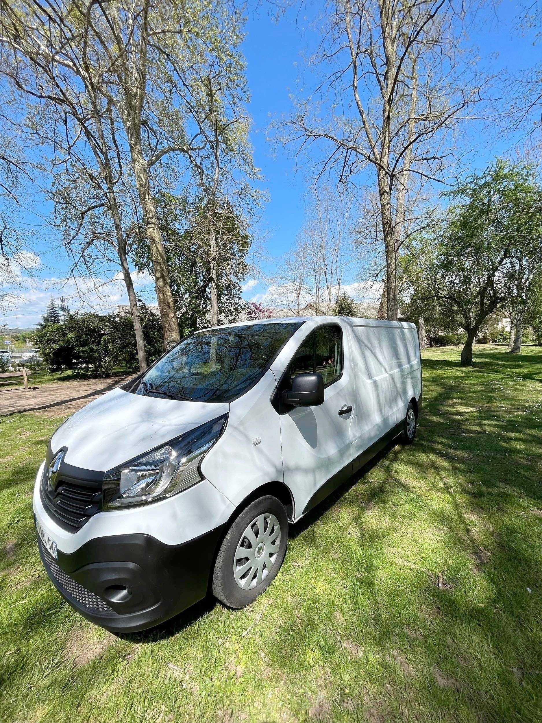 Vue avant de 3/4 Renault - Yescapa
