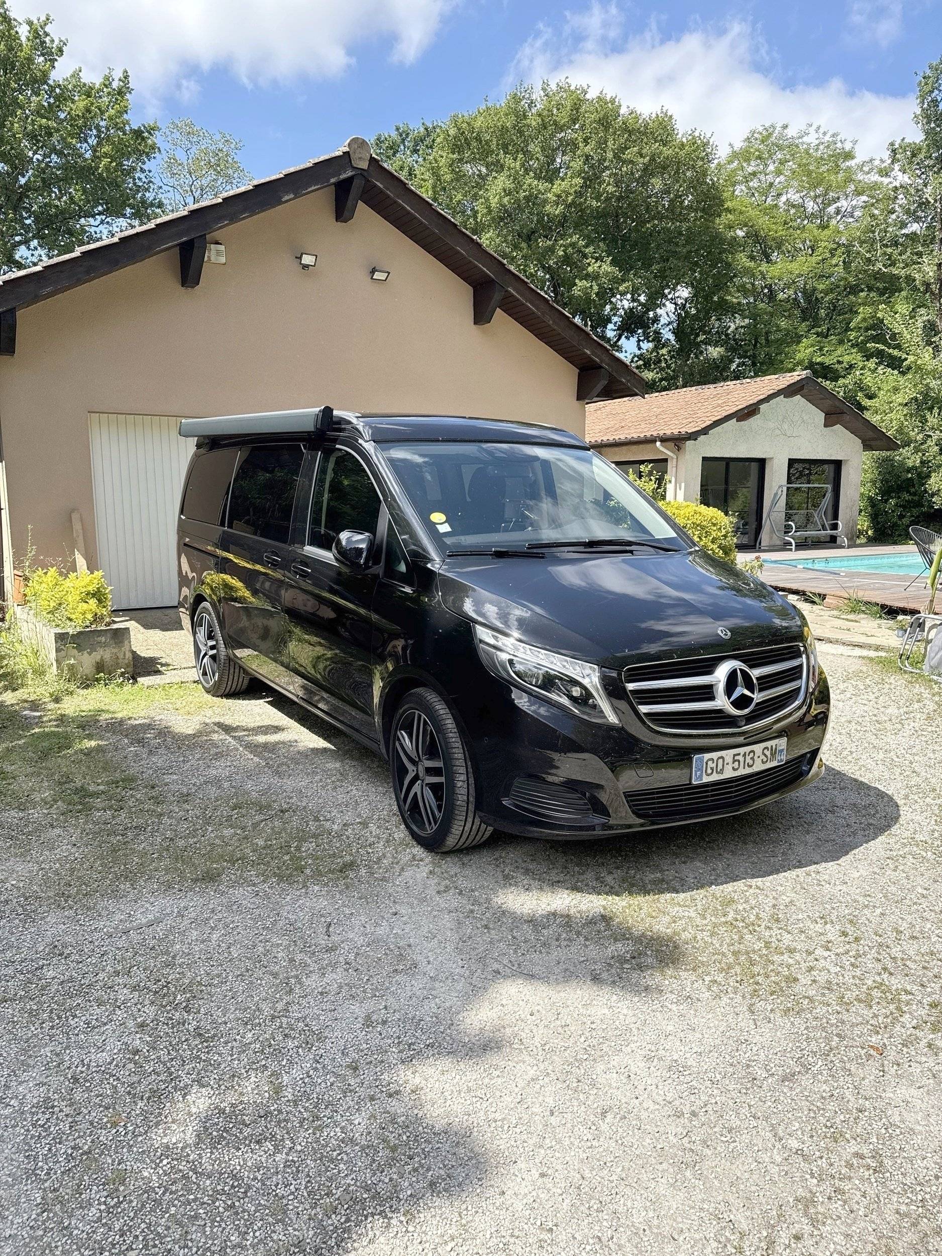 Vista frontale a ¾ Mercedes Classe V 2,14 l 190 ch - Yescapa
