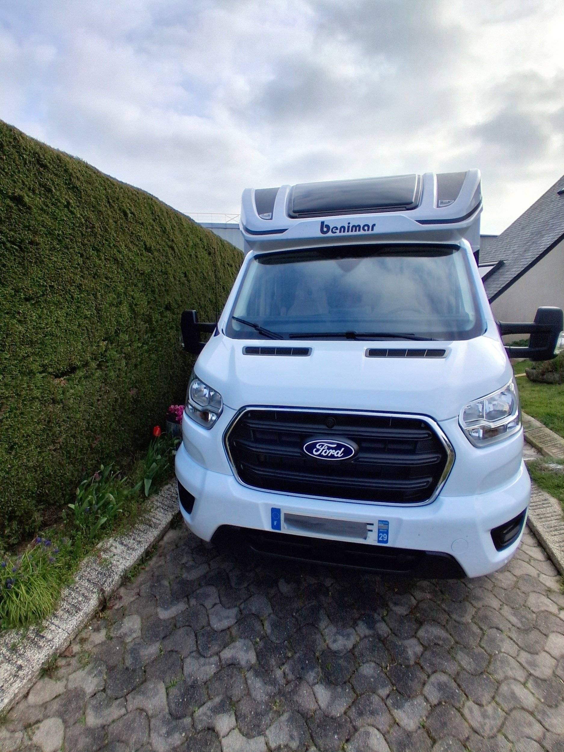 schräge Vorderansicht Ford ford transit - Yescapa