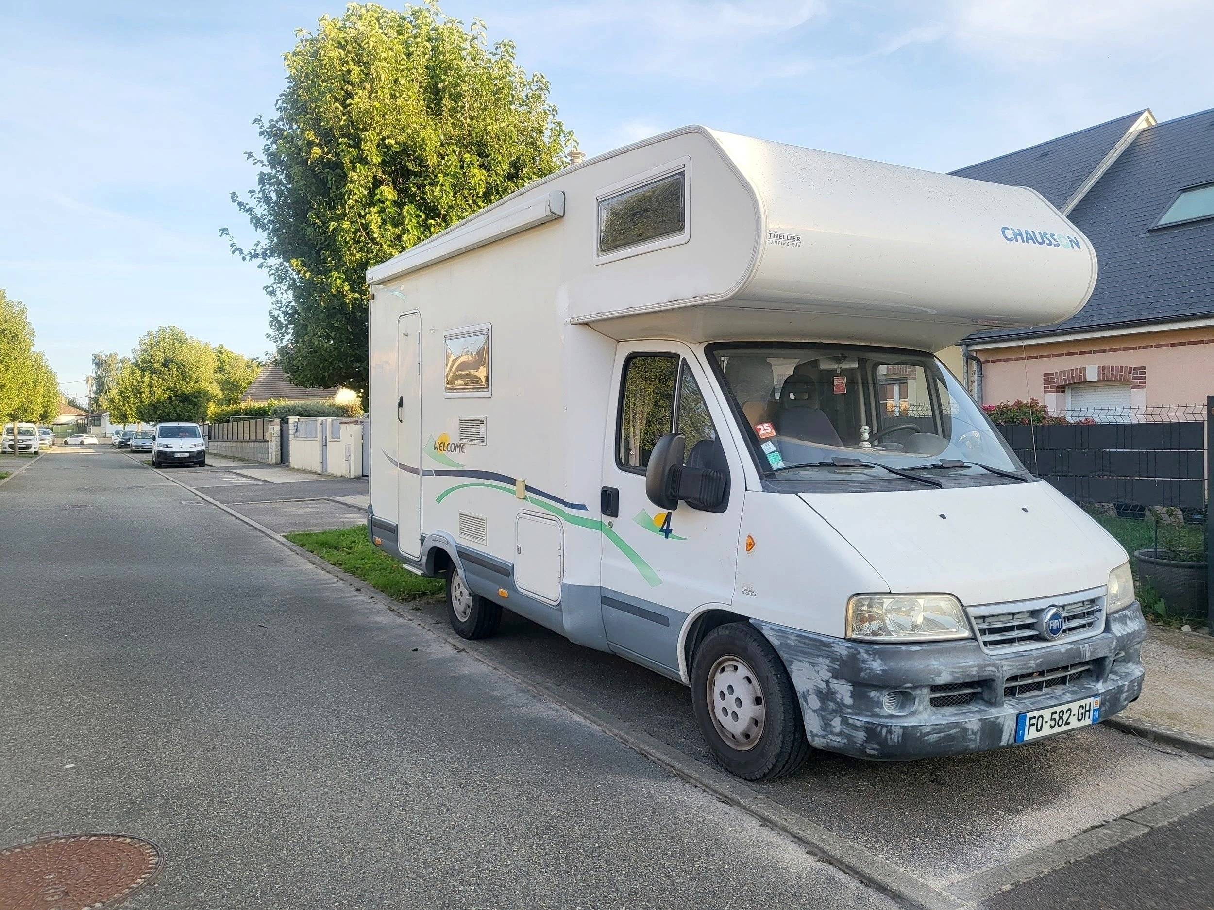 Vista del vehicle angle davanter Fiat Ducato 2.8JTD - Yescapa