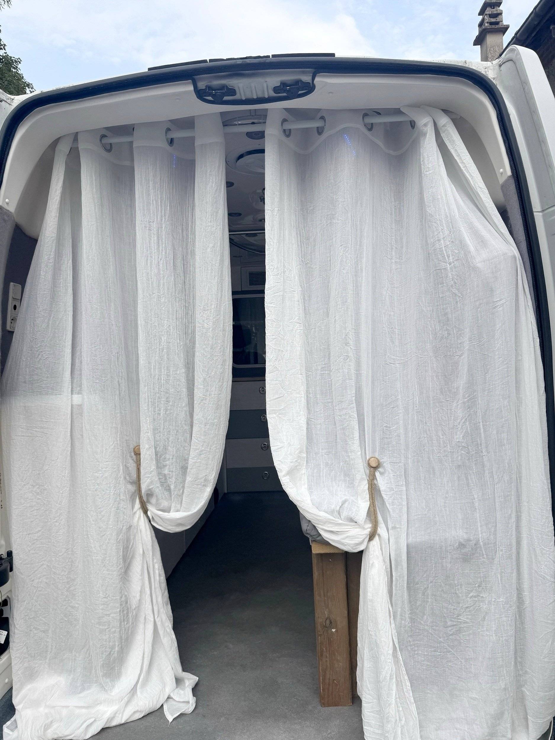 Vista de trás Renault Master 2,3 l 150 ch - Yescapa