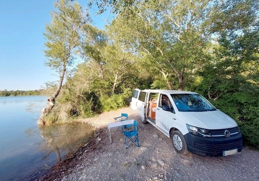 Vista del vehicle angle davanter Volkswagen T6 2,0 l 102 ch - Yescapa