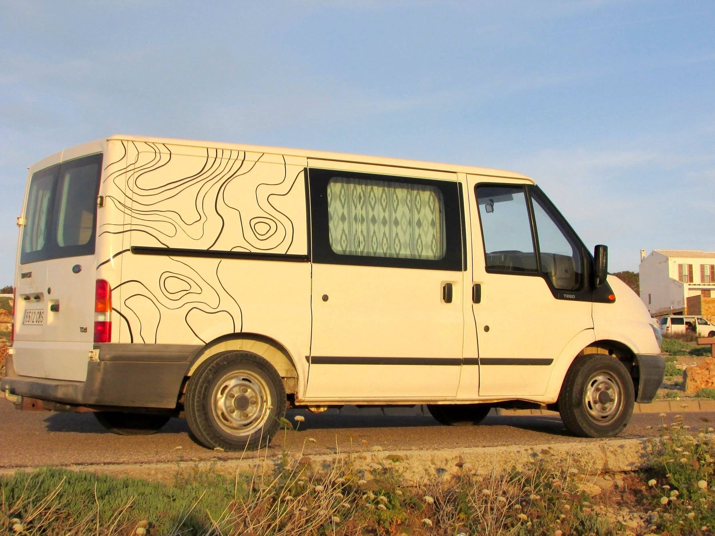 Vista frontale a ¾ Ford FORD TRANSIT D3F-SRW/260 KOMBI 6 MAN - Yescapa