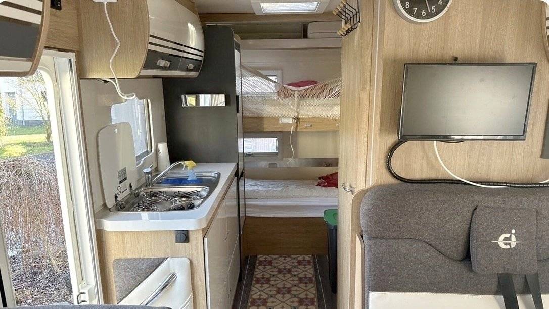 Low profile RV 
