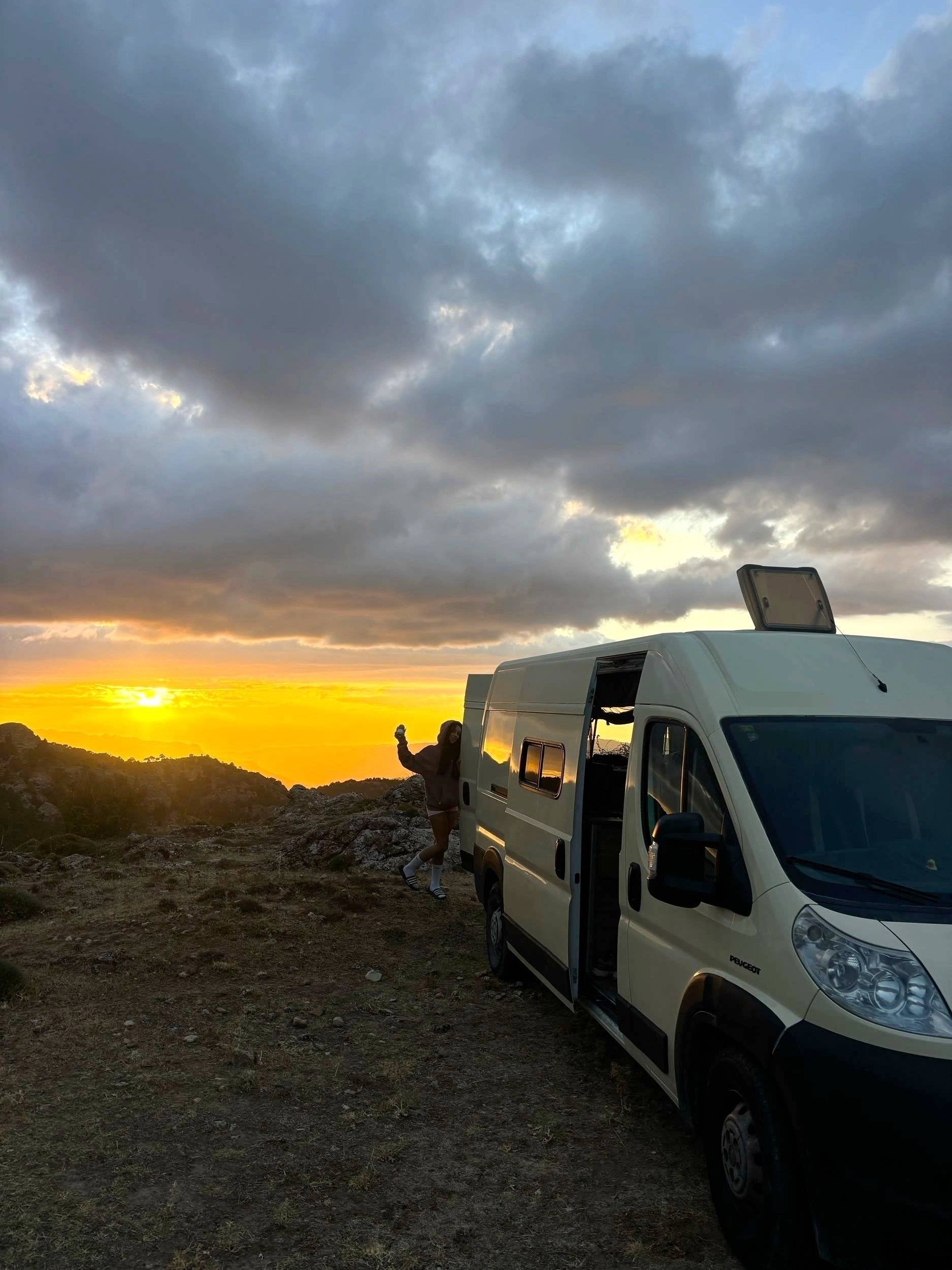 Vista del vehículo ángulo delantero Peugeot - Yescapa