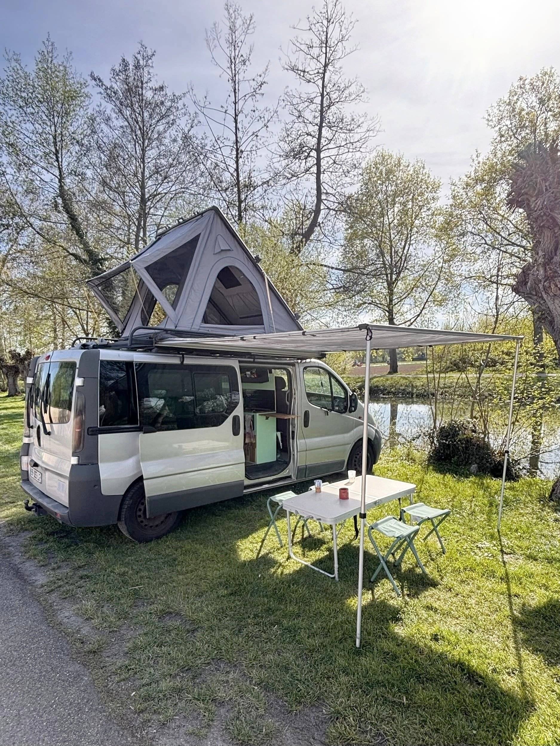 Vista del vehículo ángulo delantero Renault Trafic 1,9 DCi 100ch - Yescapa