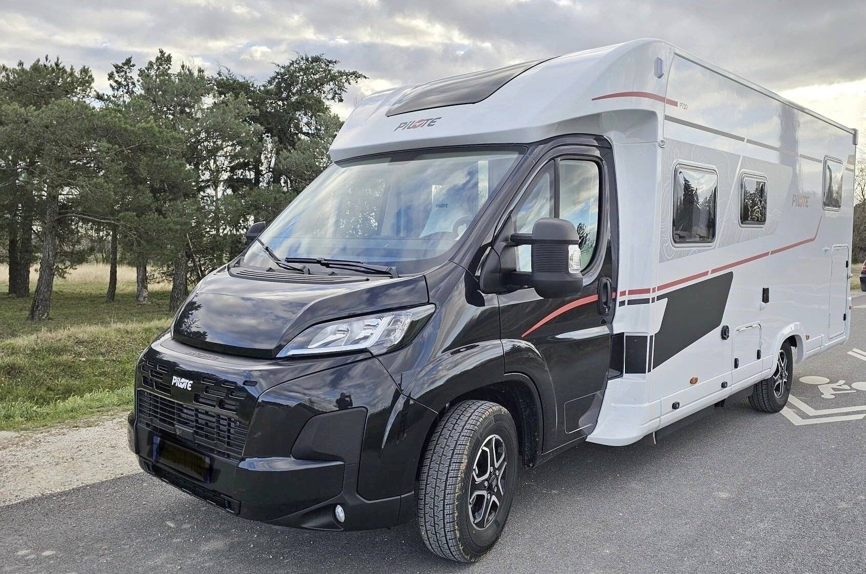 Vista frontale a ¾ Fiat Fiat ducato - Yescapa