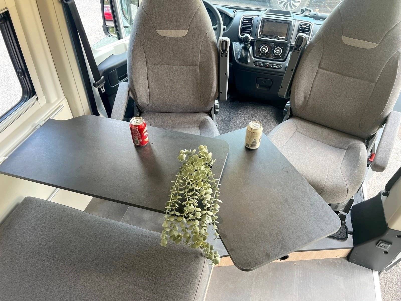 Dining Area Ford Ford - Yescapa