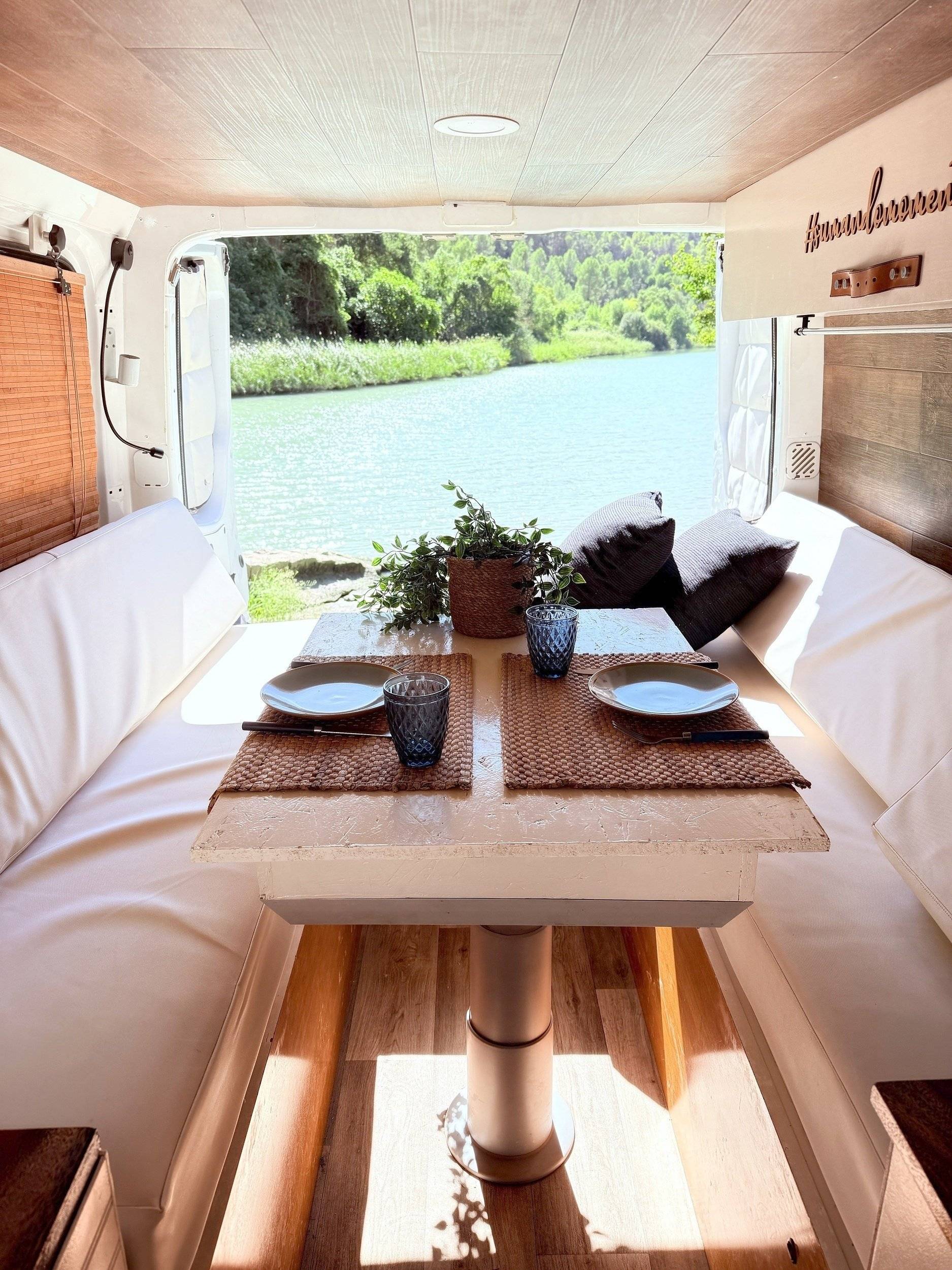 Vue avant de 3/4 Mercedes Sprinter 2,3 l CDI 150 ch. - Yescapa