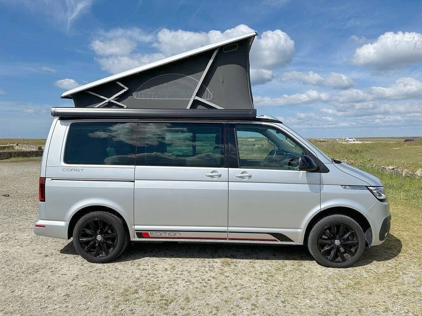 Vista de 3/4 Volkswagen T6.1 California Coast 150ch - Yescapa
