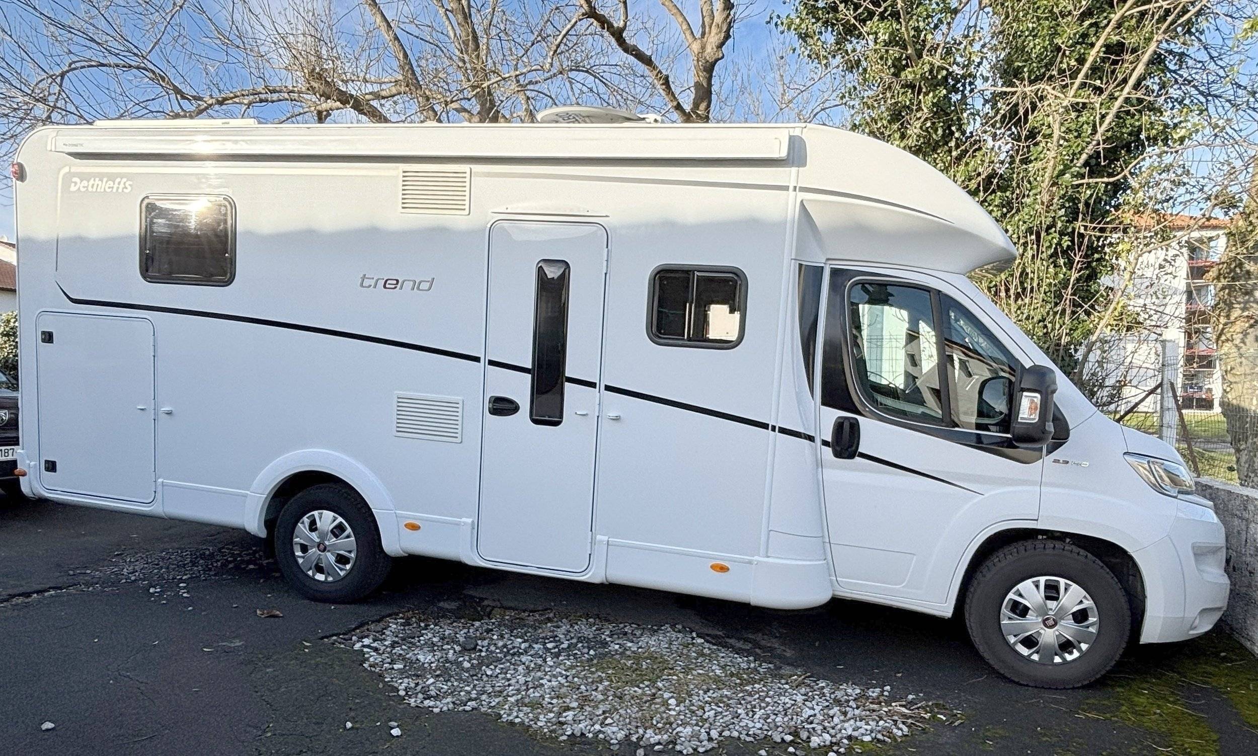 Vue avant de 3/4 Fiat - Yescapa