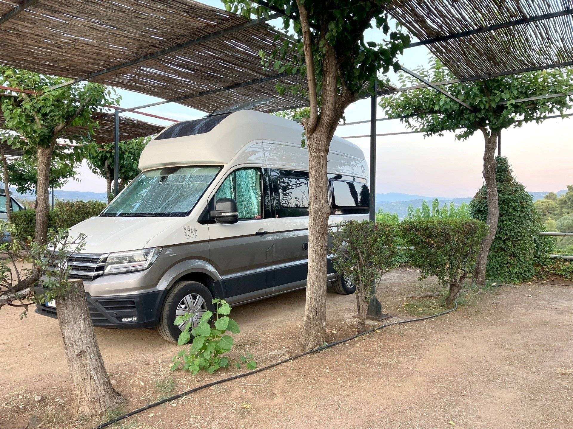 Vista del vehicle angle davanter Volkswagen GRAND CALIFORNIA 600 - Yescapa