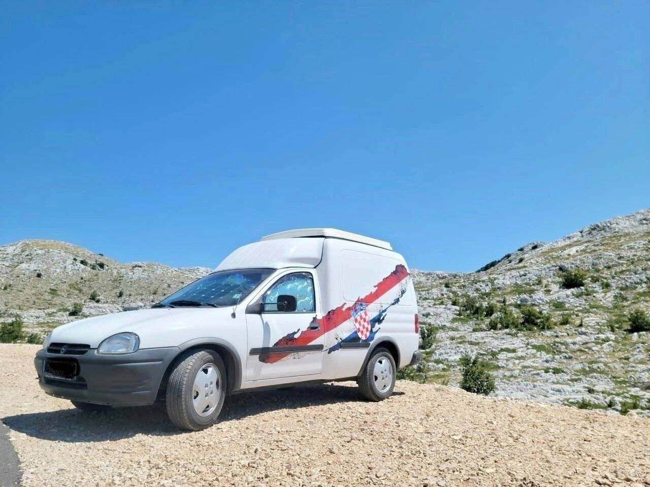 Vue avant de 3/4 Opel Opel - Yescapa