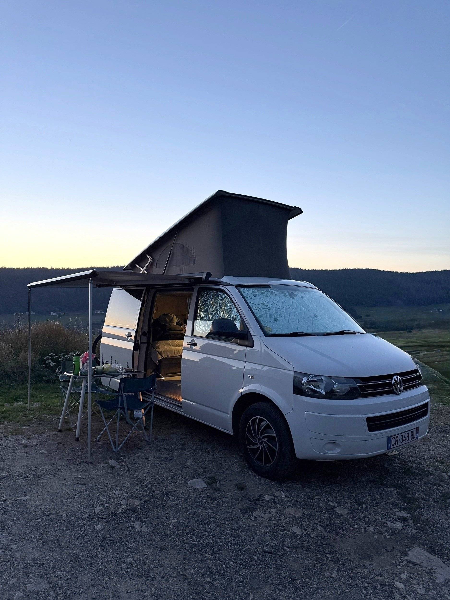 Vue avant de 3/4 Volkswagen California Camper - Yescapa