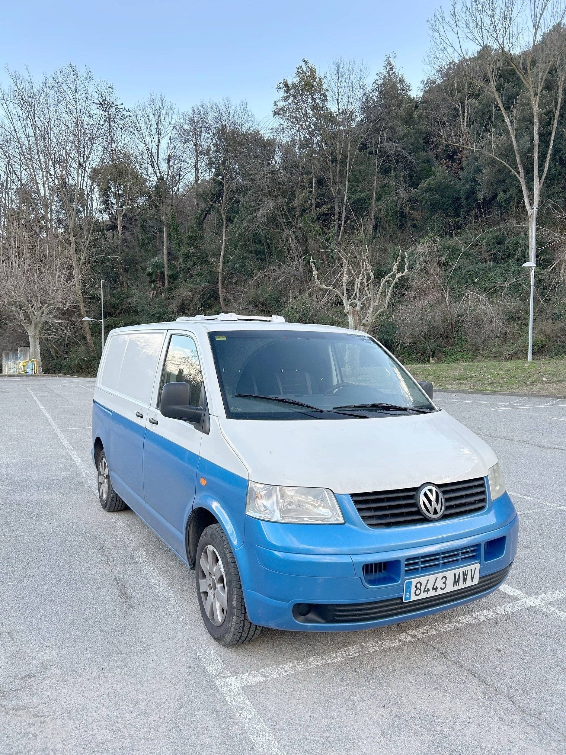 schräge Vorderansicht Volkswagen Volkswagen Transporter T5 - Yescapa