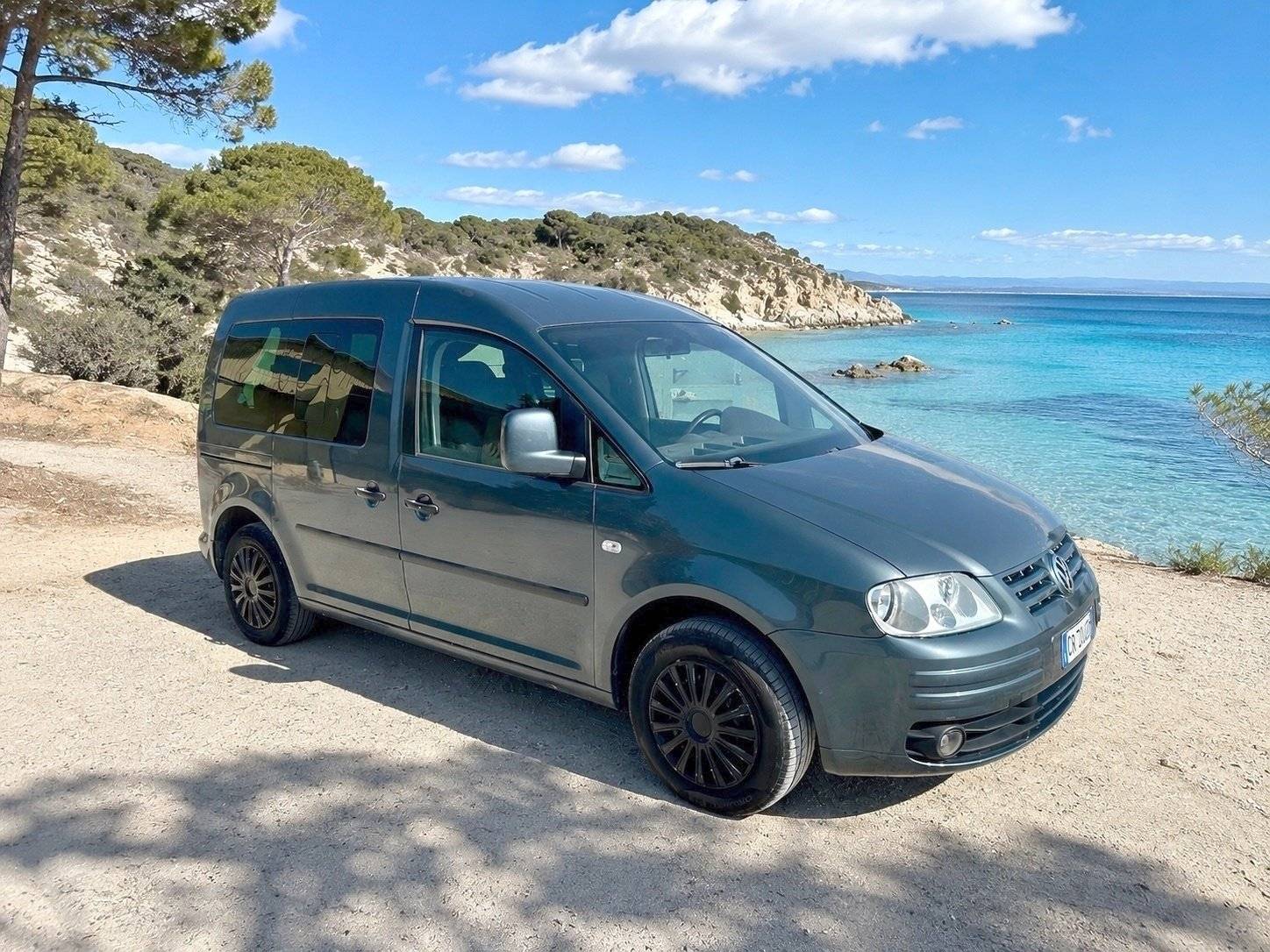 schräge Vorderansicht Volkswagen Caddy 1.9 105 cv - Yescapa