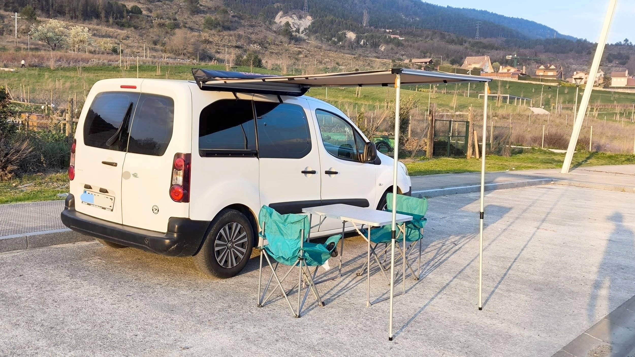 schräge Vorderansicht Peugeot Partner1,6 HDI 90 Ch - Yescapa