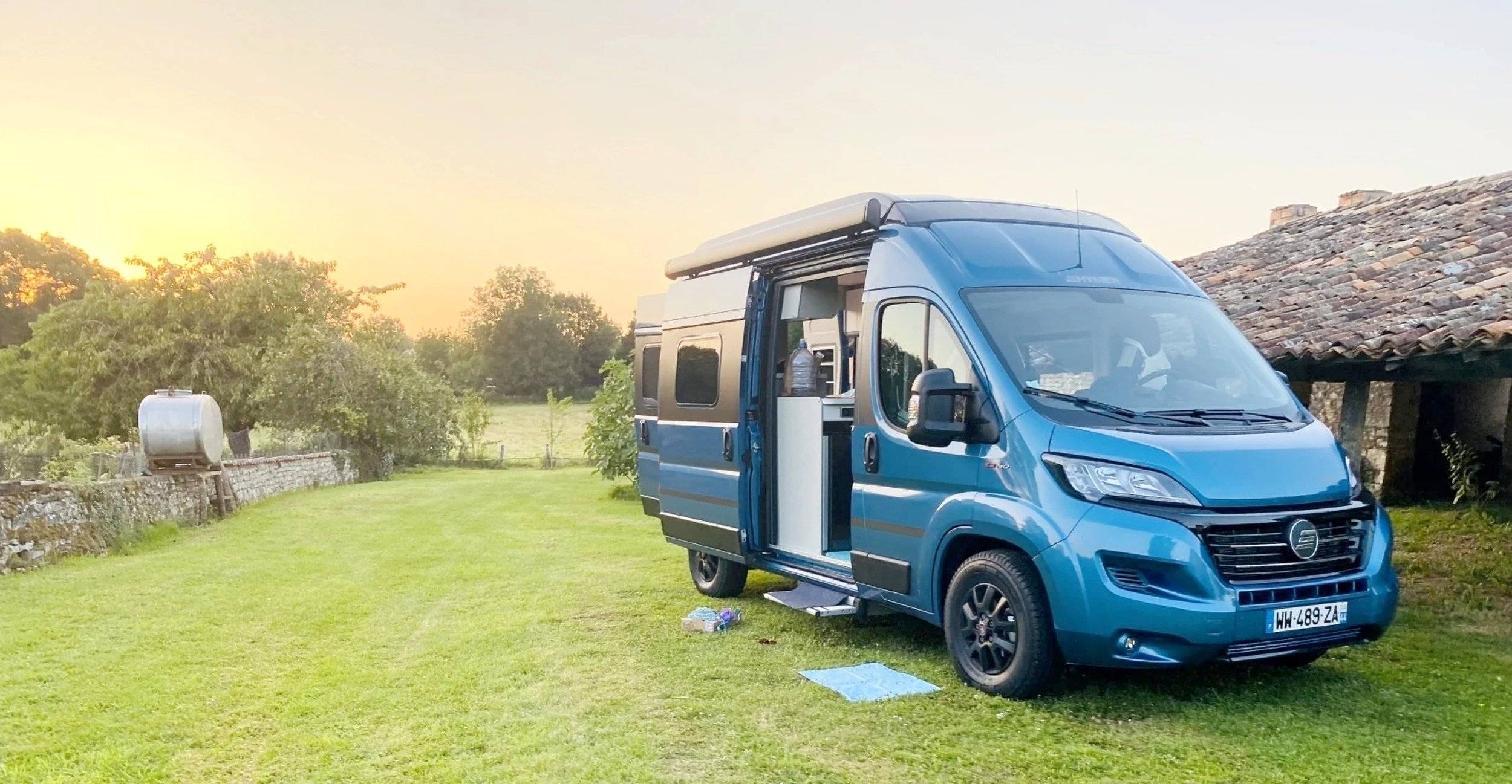 Vista del vehicle angle davanter Fiat 2,3 l 130 ch. - Yescapa