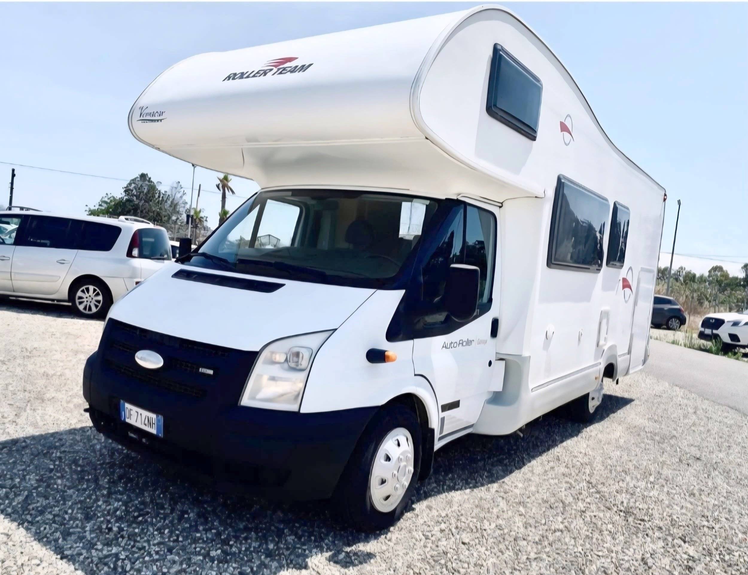 Vue avant de 3/4 Ford Transit 2,2 l 140 ch - Yescapa