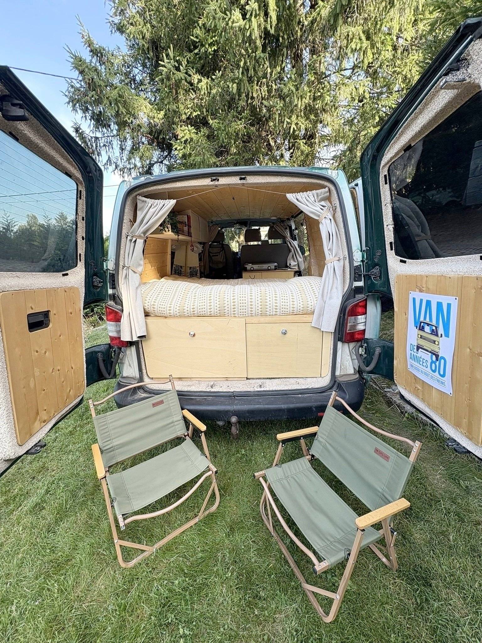 schräge Vorderansicht Volkswagen T5 2,0 l 140 ch - Yescapa