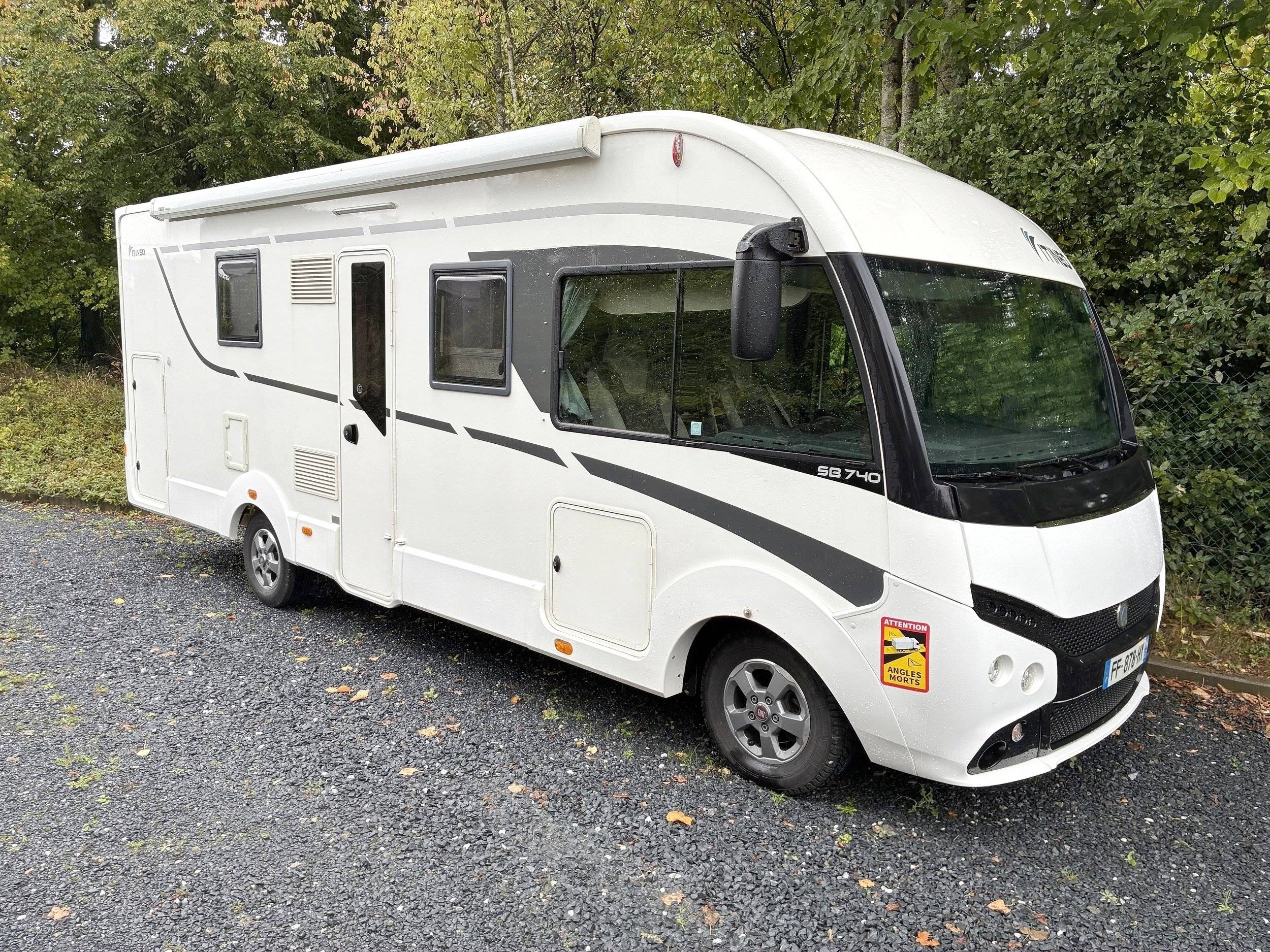 schräge Vorderansicht Fiat - Yescapa