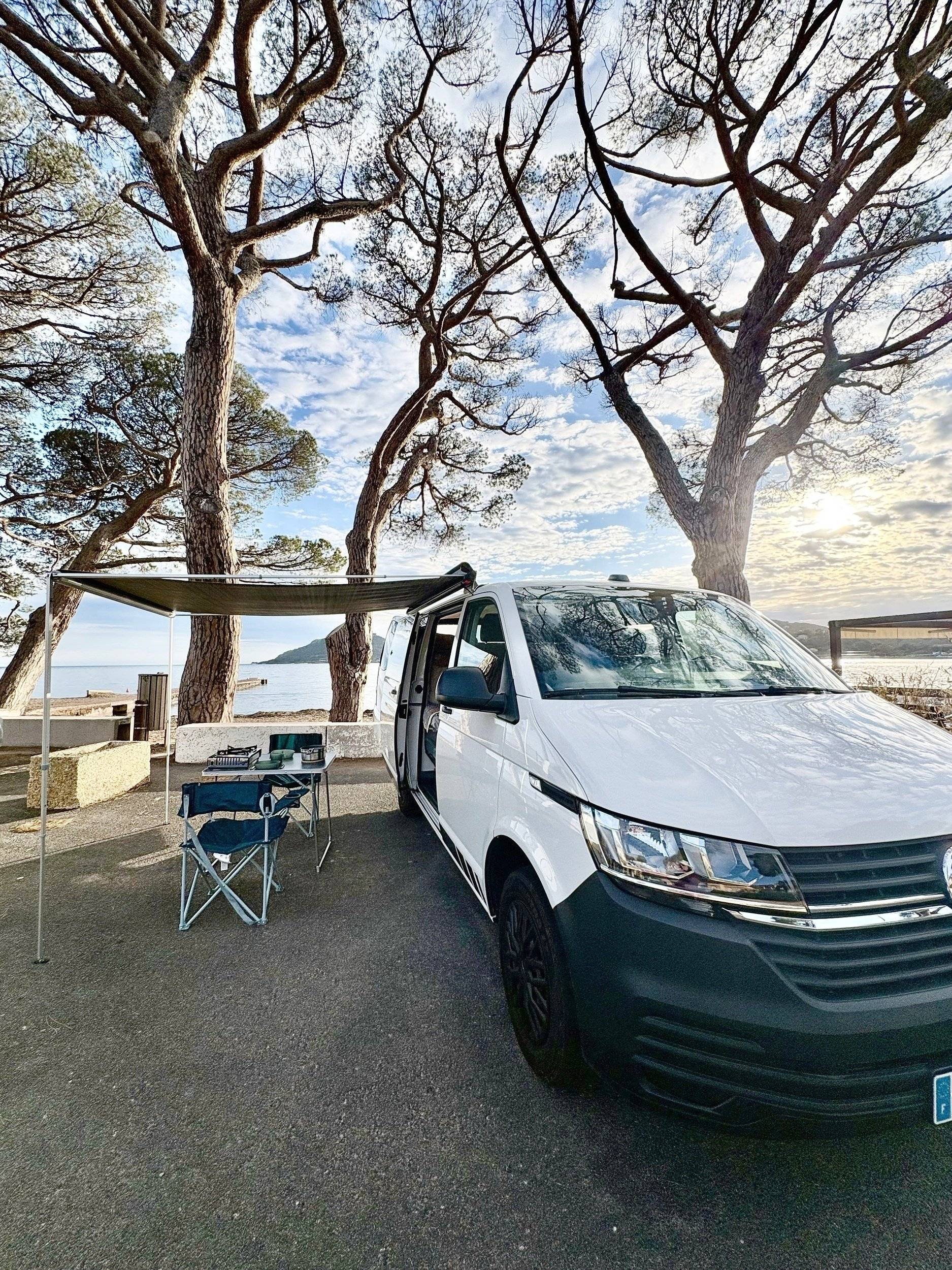 Vue avant de 3/4 Volkswagen T6.1 - Yescapa