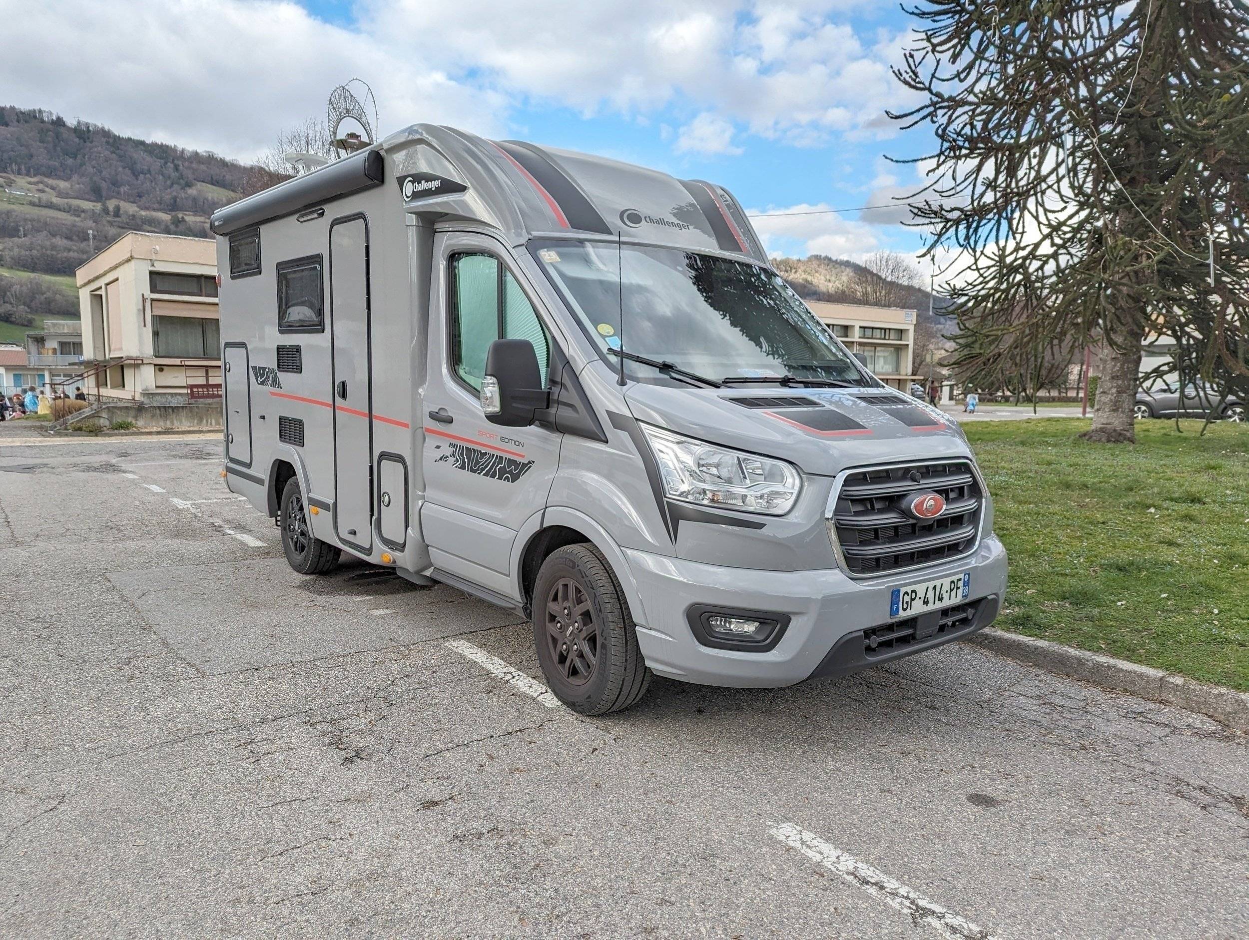 schräge Vorderansicht  - Yescapa