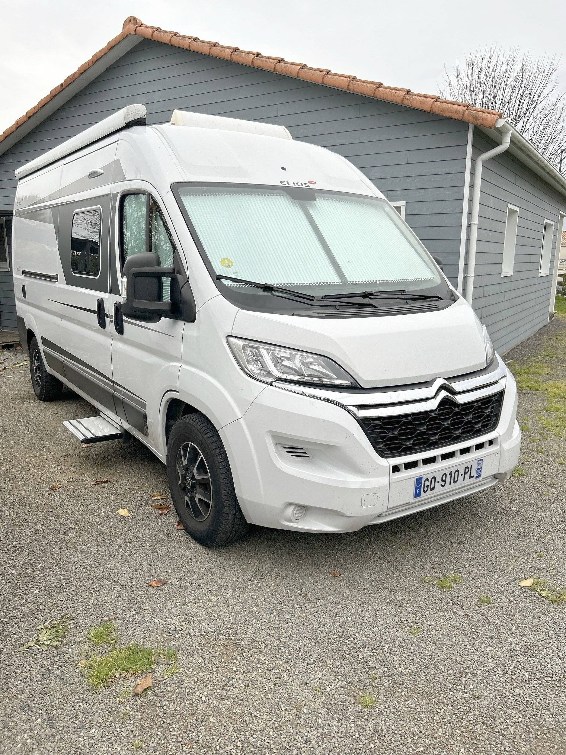 Front view from 3/4 Citroën 2.2L 140CV - Yescapa