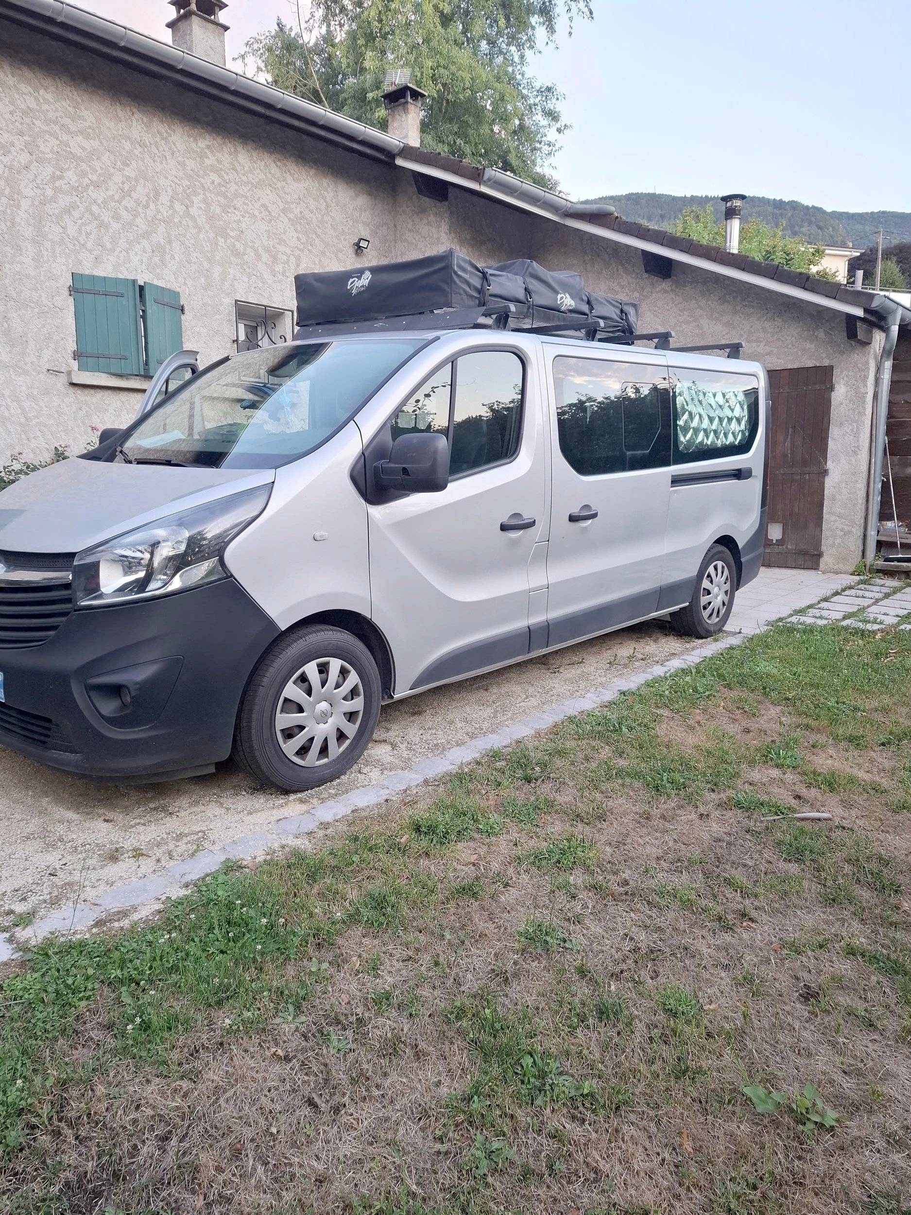 Front view from 3/4 Opel Vivaro 1,6 l 120 ch - Yescapa